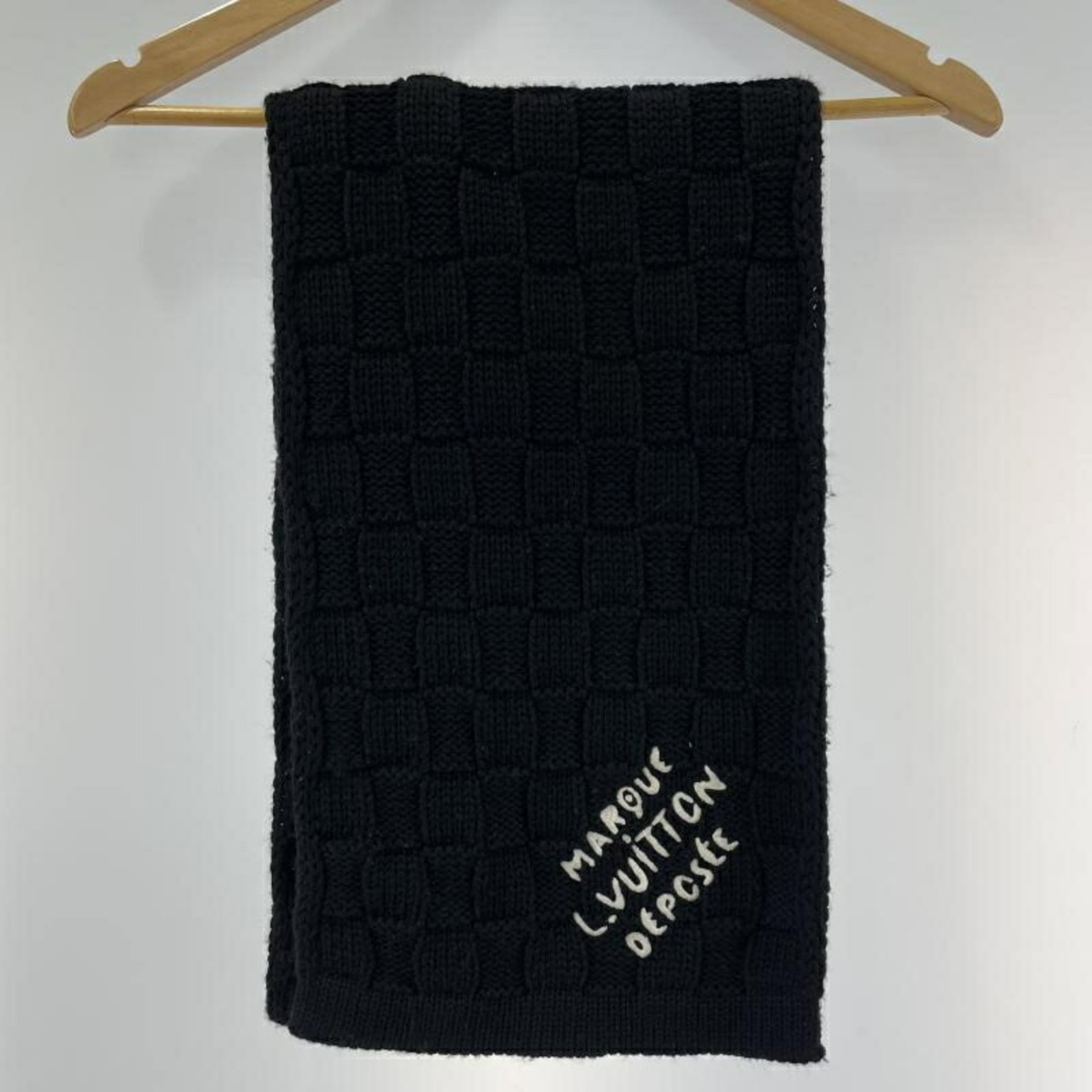 Louis Vuitton Stole: Louis Vuitton Stole Used Louis Vuitton Stole in black, measuring 2m x 27cm. The stole bears traces of usage and has scratches/dirt, but remains generally in good condition. Item Specifics: Brand: