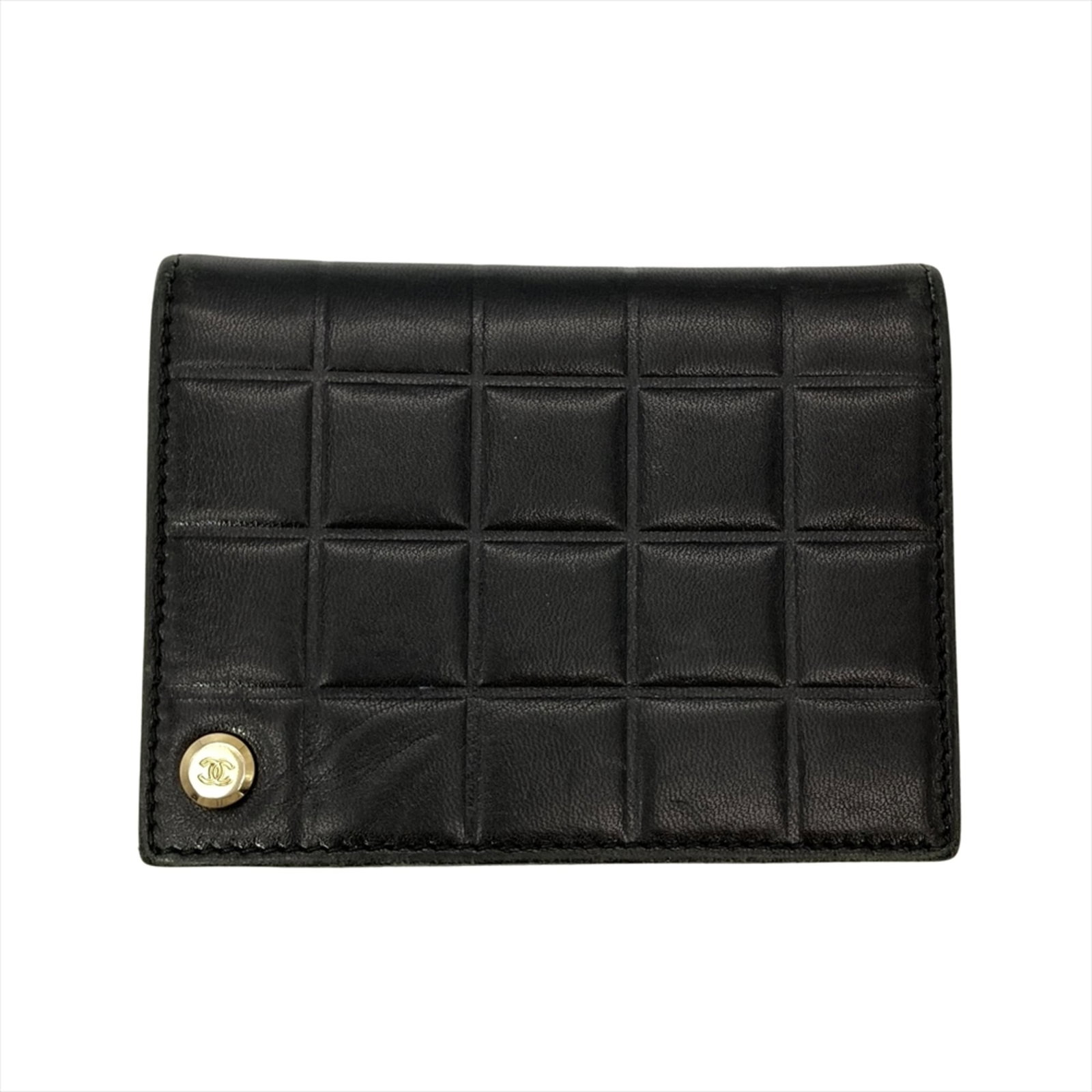 Case Leather Card Chanel: Case Leather Card Chanel The Case Leather Card Chanel is a black lambskin card case with traces of usage and minor scratches, offering a worn-in look. Made from high-quality leather, its classic