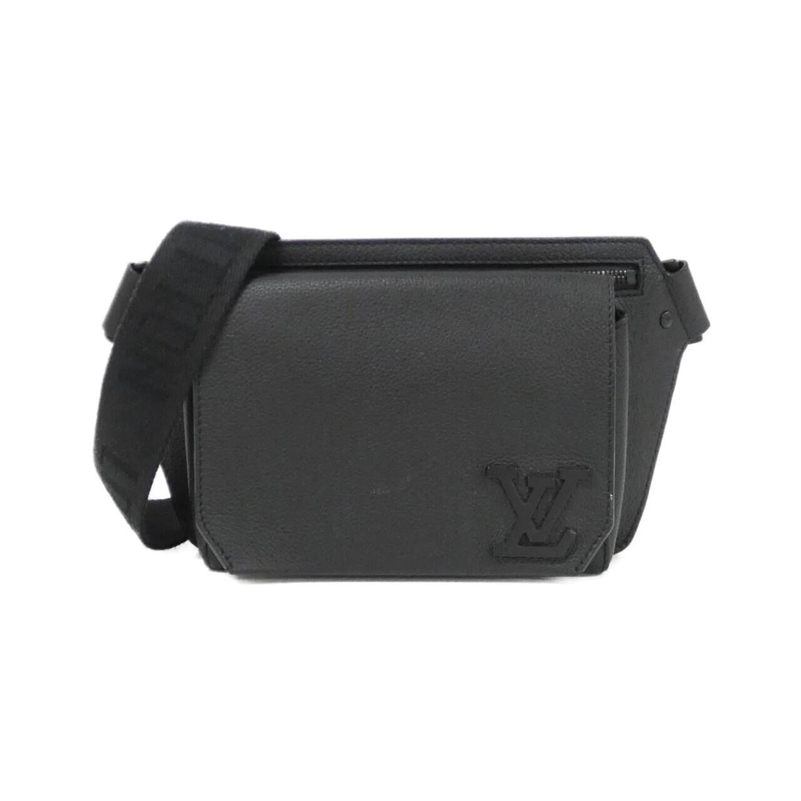Shoulder Bag Leather Vuitton Louis: Shoulder Bag Leather Vuitton Louis Black Calf Leather Louis Vuitton Shoulder Bag with a few traces of usage and some minor scratches/dirt, still in very good condition. Made from high-quality