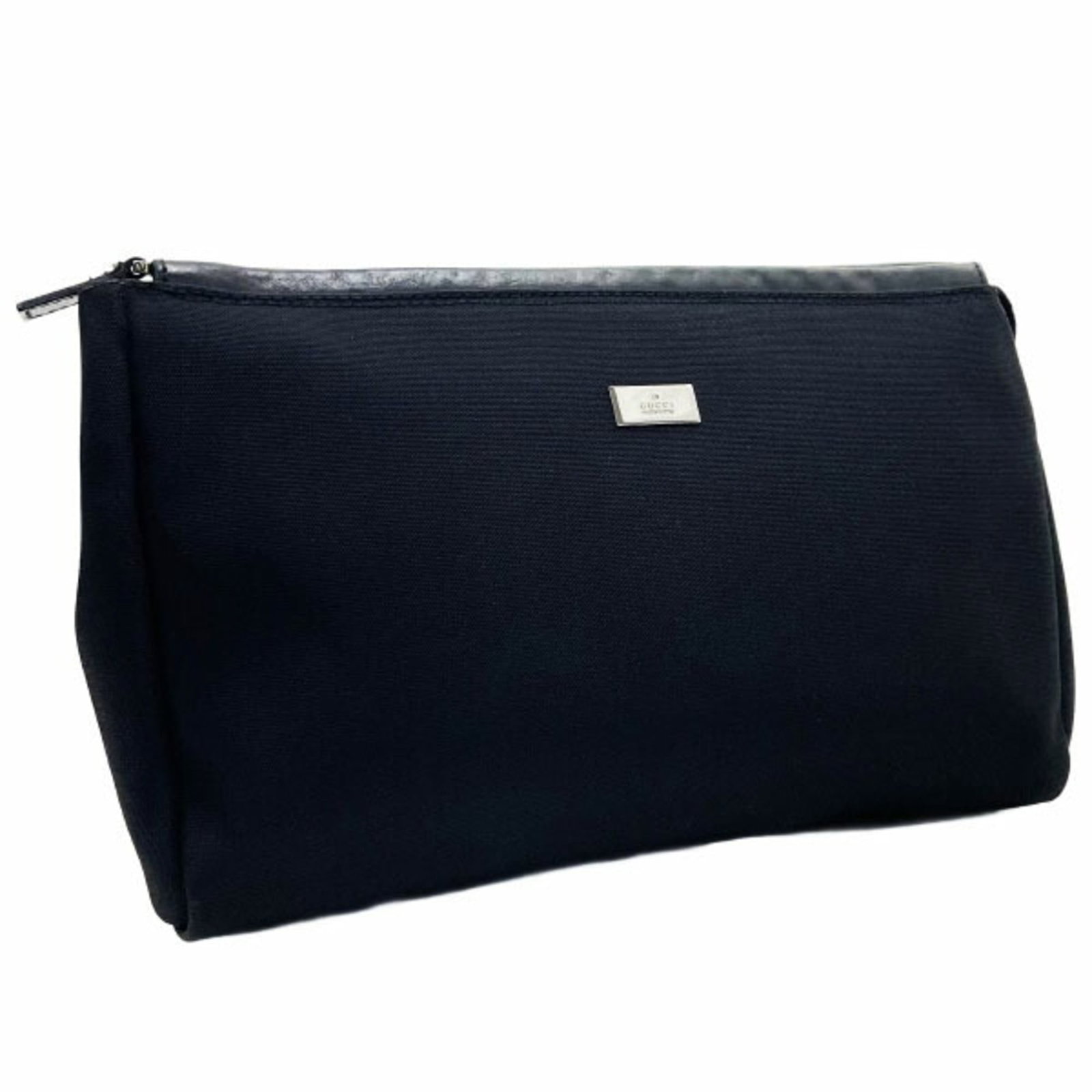 Nylon leather clutch bag Gucci: Nylon leather clutch bag Gucci Nylon leather clutch bag from Gucci, featuring a sleek black design with traces of usage and minor scratches. The bag measures 17cm x 27cm x 7cm and is in good