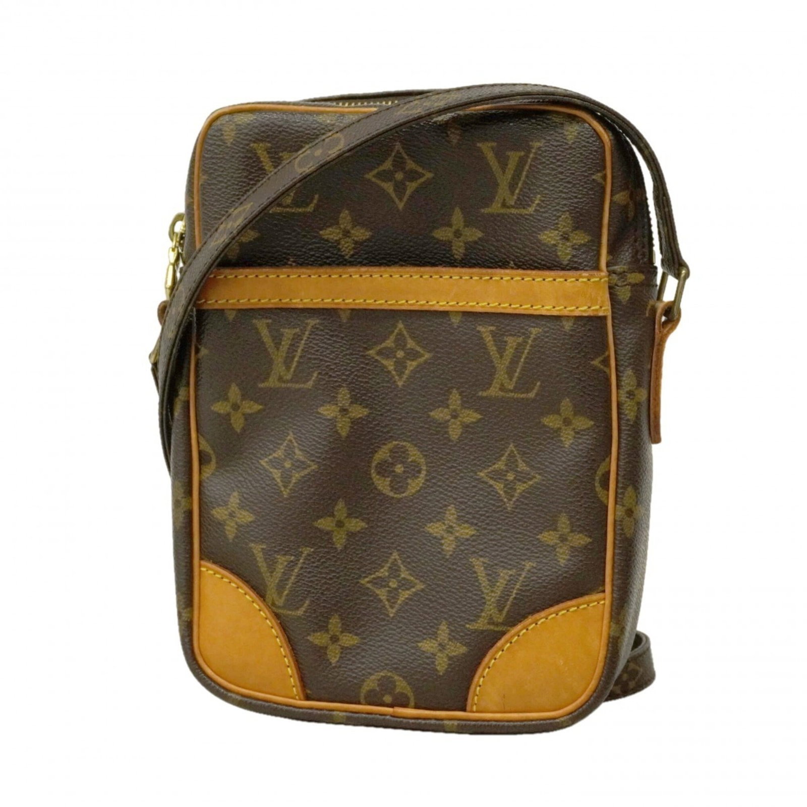 Shoulder Bag of Louis Vuitton: Shoulder Bag of Louis Vuitton Brown Louis Vuitton shoulder bag with classic design, measuring 21cm x 15cm x 5cm. The bag shows signs of usage, including scratches and dirt, but remains in good conditi