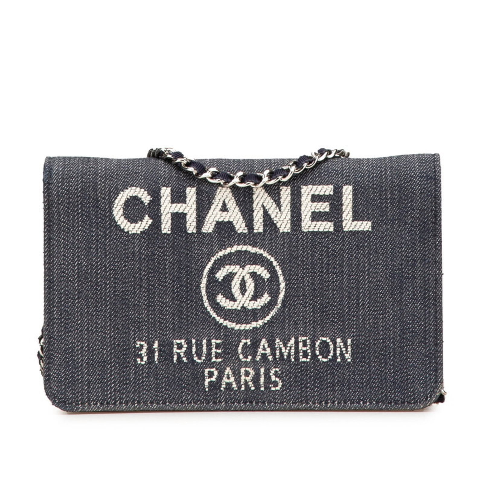 Chain denim leather shoulder wallet Chanel: Chain denim leather shoulder wallet Chanel Navy and white chain denim leather shoulder wallet from Chanel, featuring a classic design with a durable denim exterior and premium leather trim. The