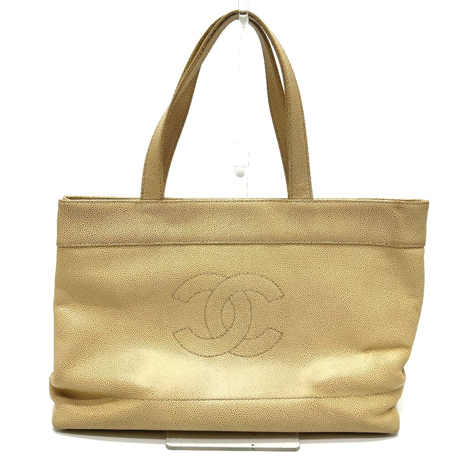 Tote Bag Leather from Chanel: Tote Bag Leather from Chanel Beige Chanel tote bag made from high-quality leather, featuring a classic design with a sturdy handle. The bag measures 40cm x 29cm x 10cm and has visible signs of usage,