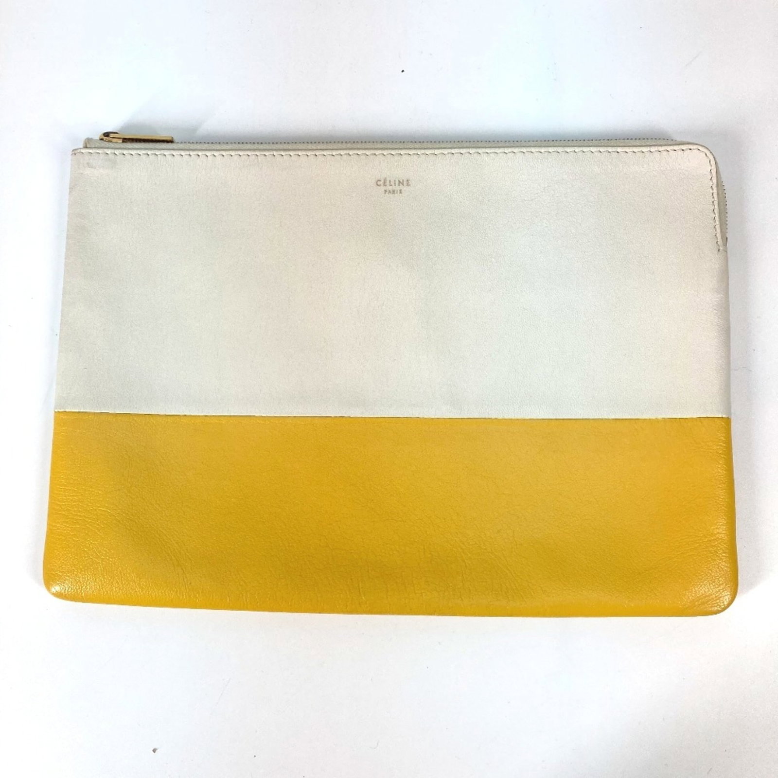 Leather Clutch Bag Celine: Leather Clutch Bag Celine This Celine leather clutch bag features a crisp white finish and measures 25cm x 17.5cm, making it a compact yet stylish accessory. The bag has been used and shows signs of