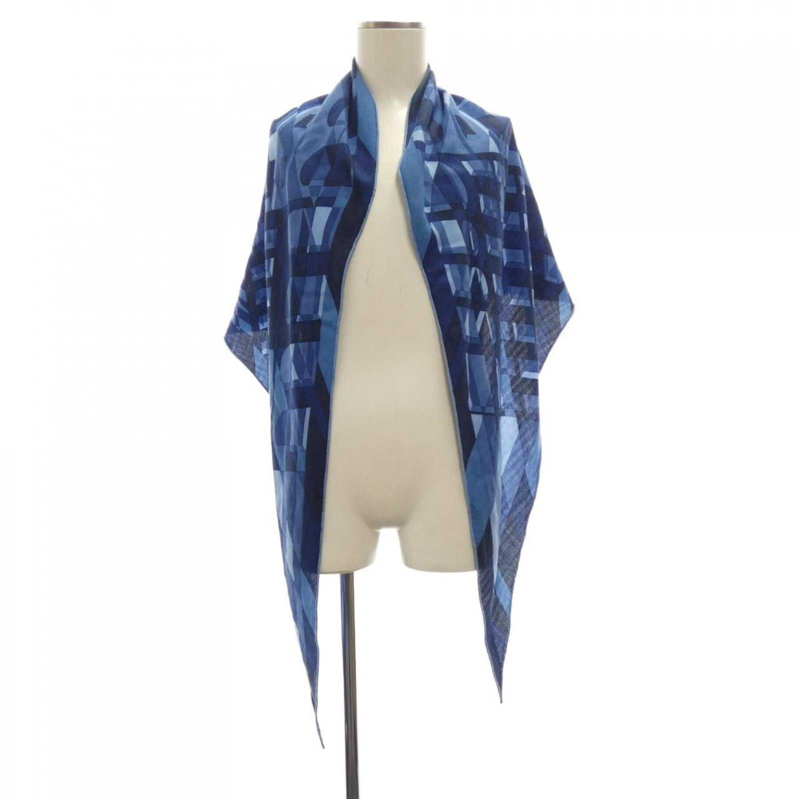 Silk Cashmere from Hermes: Silk Cashmere from Hermes Blue silk and cashmere shawl from Hermes, measuring 73cm x 2.04m in size, with some traces of usage visible due to minor scratches and dirt. This used item remains in very