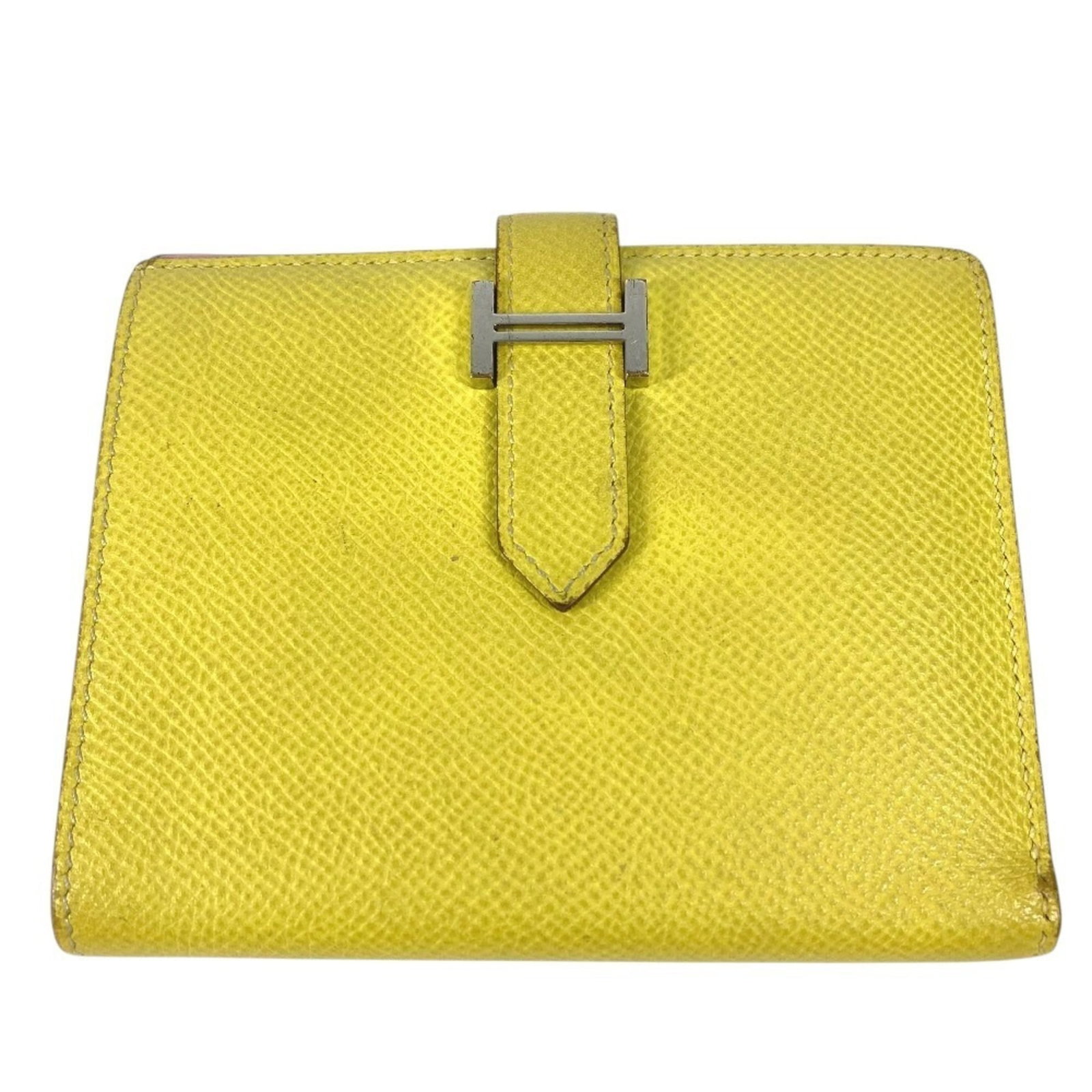 Hermes Wallet (Bi-Fold) Epsom Leather: Hermes Wallet (Bi-Fold) Epsom Leather Pink Epsom Leather Bi-Fold Wallet from Hermes, featuring a classic design with subtle scratches and traces of usage. This pre-owned wallet measures 10cm x 11.5cm