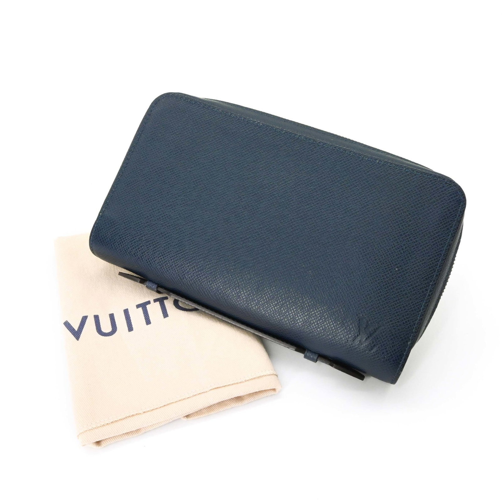 Louis Vuitton Long Wallet (Bi-Fold) Taiga Leather: Louis Vuitton Long Wallet (Bi-Fold) Taiga Leather Taiga leather provides a rich, dark hue to this navy blue bi-fold long wallet from Louis Vuitton. Measuring 12.5cm x 22cm x 4.5cm, it offers ample spa