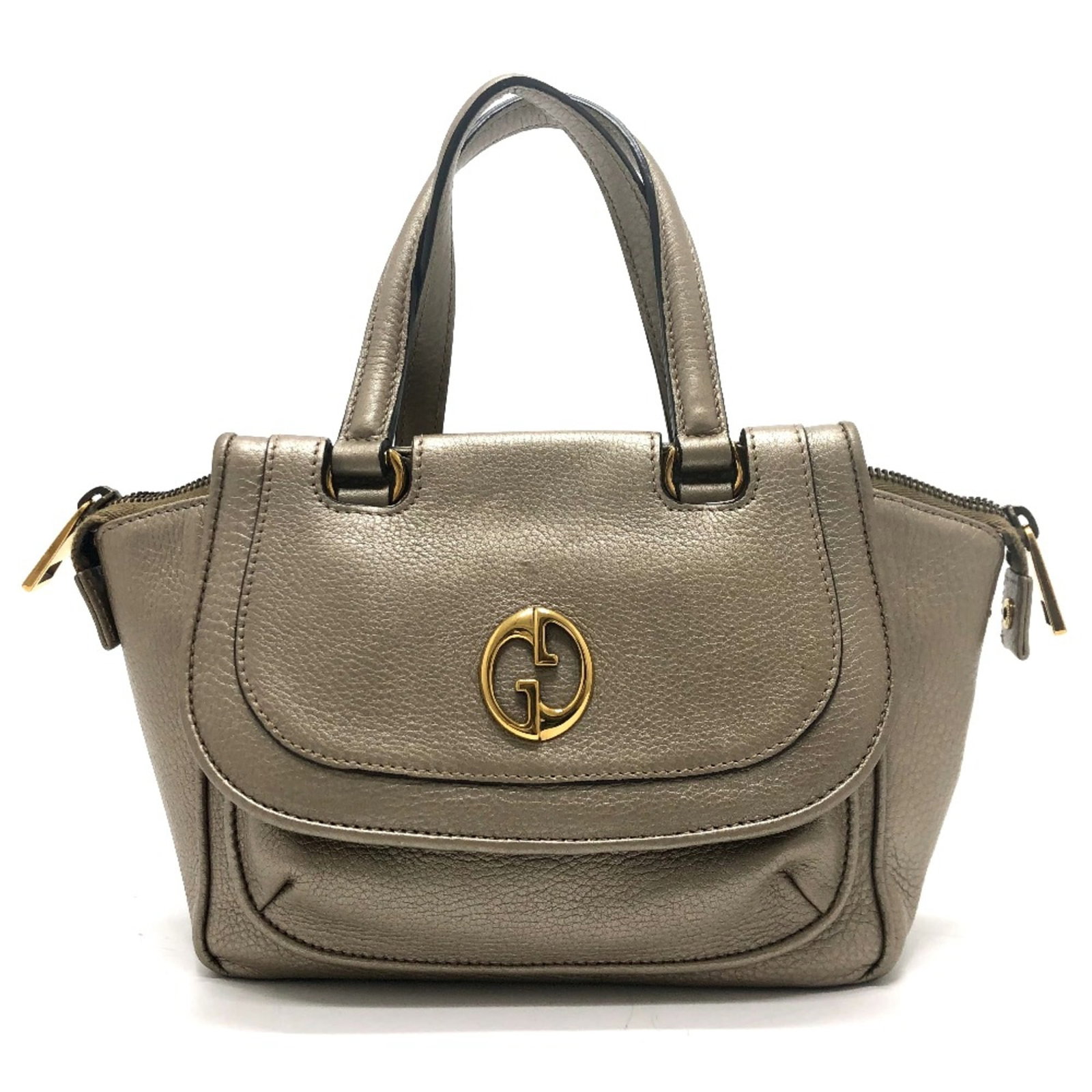 Handbag Leather Gucci: Handbag Leather Gucci Gold Gucci Handbag in Excellent Condition. This luxurious handbag boasts sleek, gold leather and measures 16cm x27cm x8.5cm, making it the perfect accessory for a stylish woman