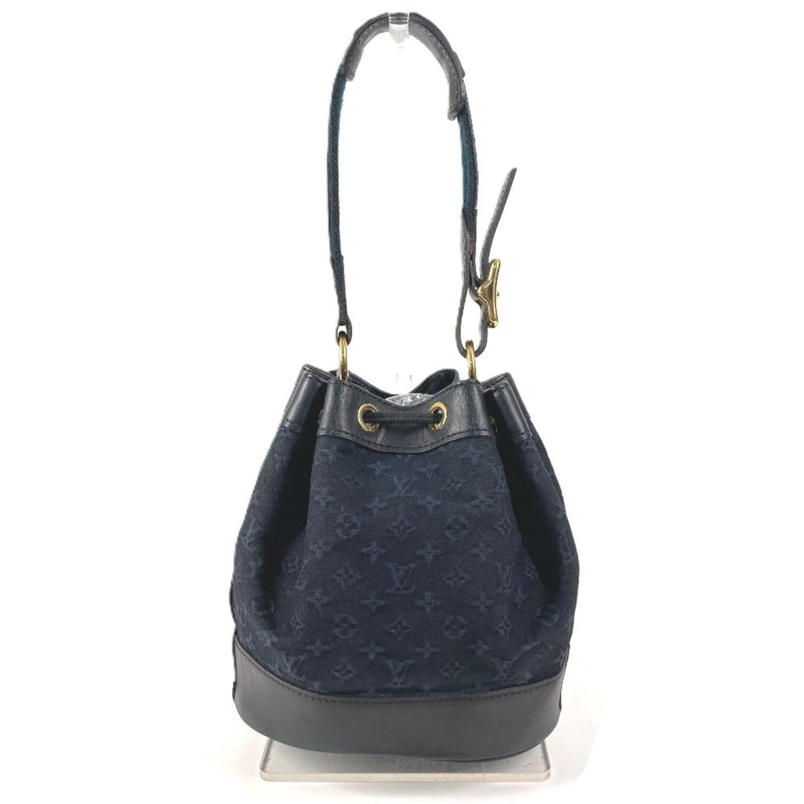 Vuitton Louis Handbag Monogram Mini Shoulder: Vuitton Louis Handbag Monogram Mini Shoulder Navy Monogram Mini Shoulder Bag from Louis Vuitton, featuring the iconic monogram pattern in a compact and stylish design. This used handbag measures 18cm 