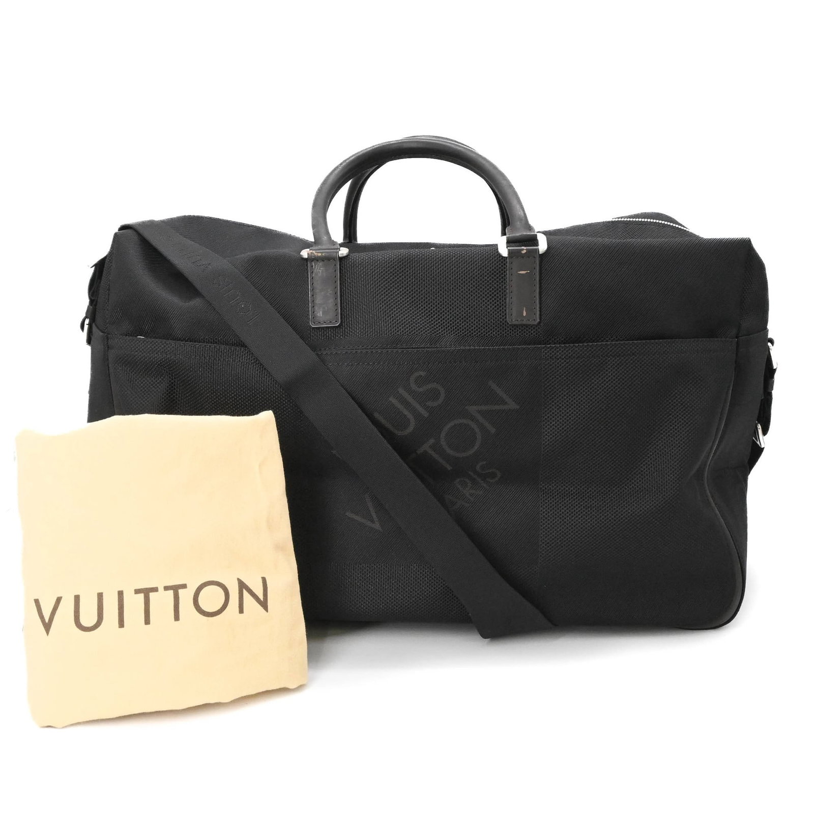 Vuitton Louis Damier Geant Boston Bag: Vuitton Louis Damier Geant Boston Bag The Louis Vuitton Boston Bag features the iconic Damier Geant pattern in black, showcasing the brand's signature style. Measuring 32cm x 55cm x 24cm, this spaciou