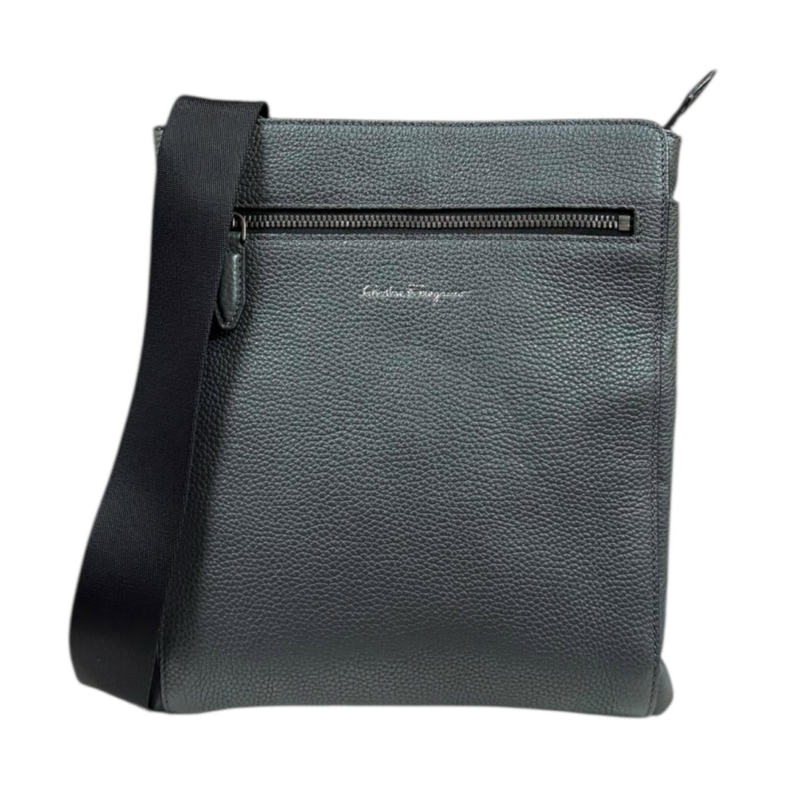 Shoulder bag leather Salvatore Ferragamo: Shoulder bag leather Salvatore Ferragamo Gray leather shoulder bag from Salvatore Ferragamo, with a classic design and subtle scratches from previous use. The bag measures 27.5cm x 25cm x 3cm and