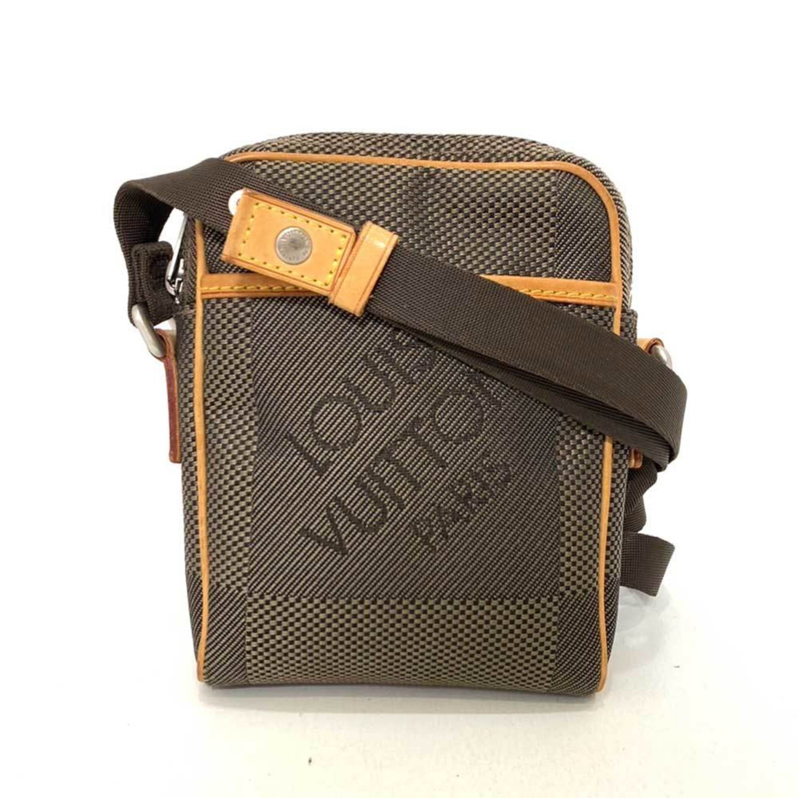 Louis Vuitton Shoulder Bag Damier Geant: Louis Vuitton Shoulder Bag Damier Geant Damier Geant, the iconic Louis Vuitton pattern, adds a touch of timeless elegance to this brown shoulder bag. With its sturdy zipper closure and adjustable stra