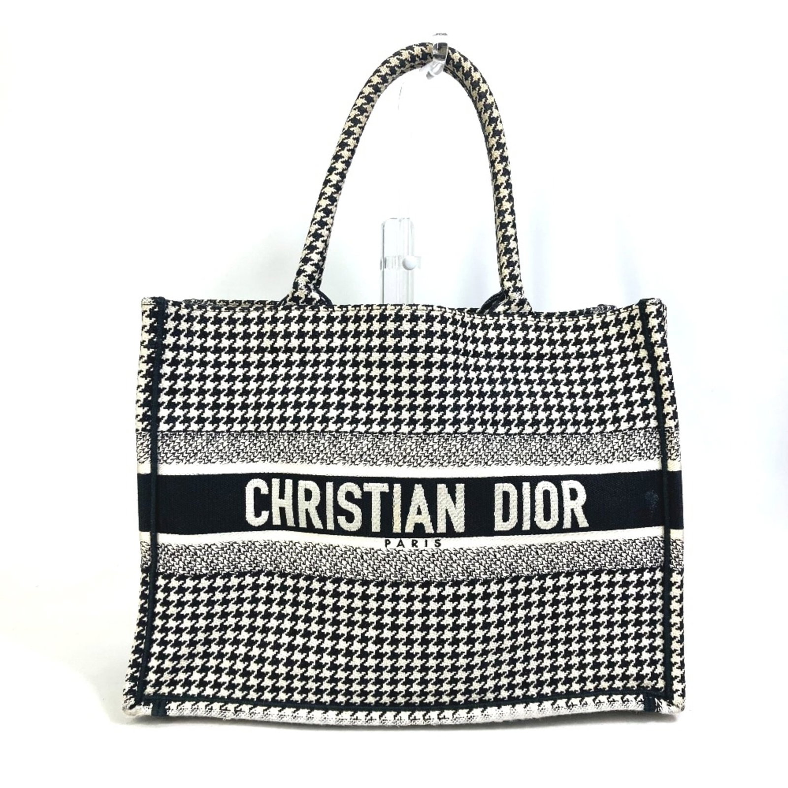 Christian Dior cloth tote bag: Christian Dior cloth tote bag Black cloth tote bag from Christian Dior, measuring W33.5cmxH25cmxD15.5cm/W13.2xH9.8xD6.1inch in size, with traces of usage and minor scratches / dirt visible. The bag