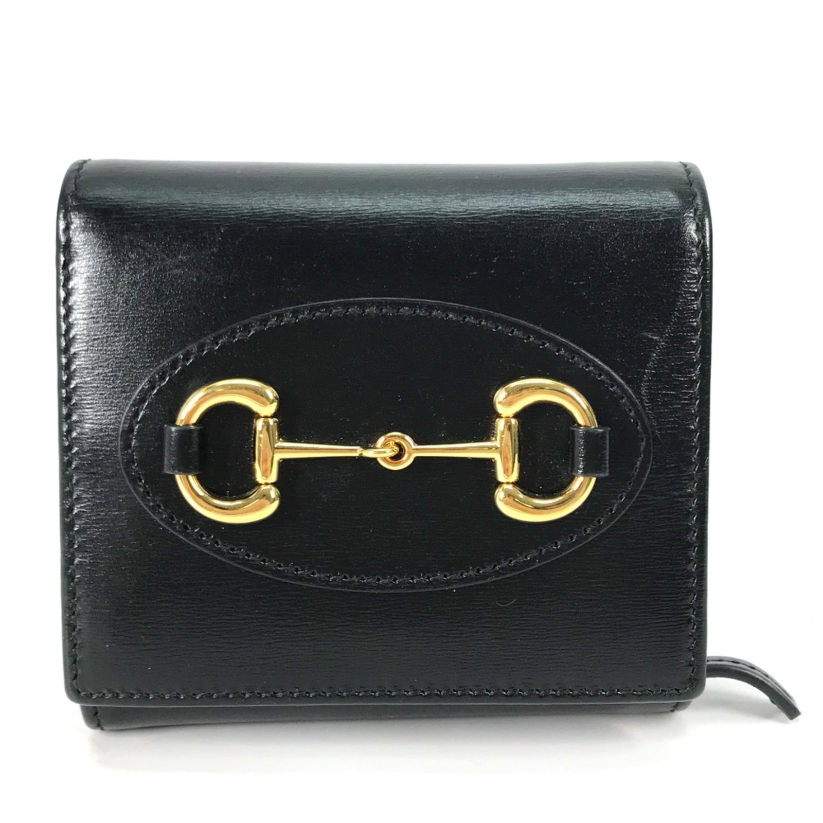 Gucci Wallet Bi Fold Leather: Gucci Wallet Bi Fold Leather Black Gucci wallet with bi-fold design, made from high-quality leather. The wallet has some minor scratches and dirt, but remains in very good condition overall. A great