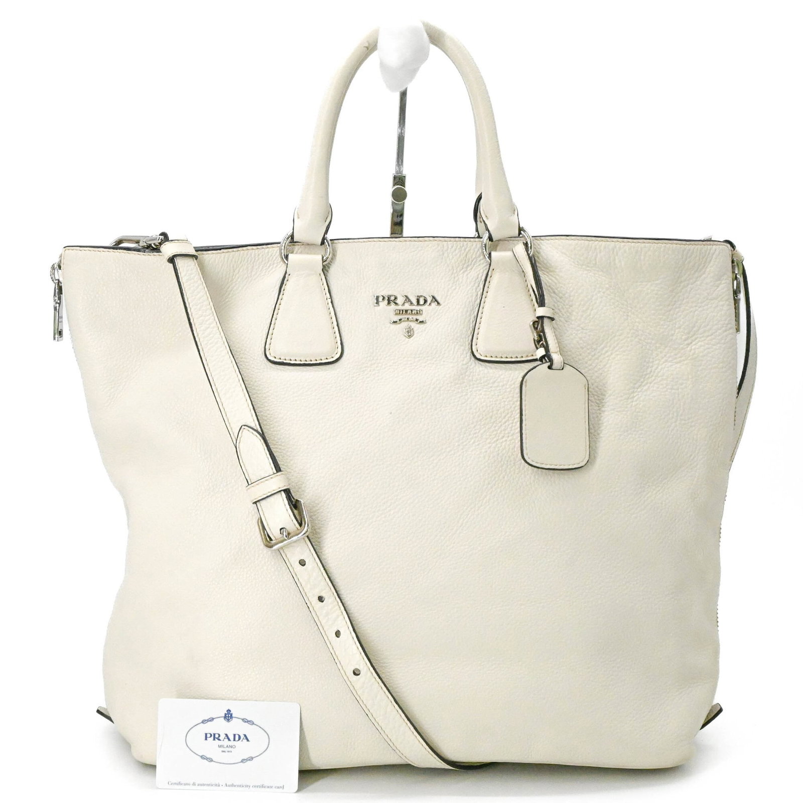 Shoulder bag tote bag leather Prada: Shoulder bag tote bag leather Prada White leather Prada shoulder bag tote in excellent condition, bearing a few traces of usage and minor scratches. The bag's classic design and premium material make