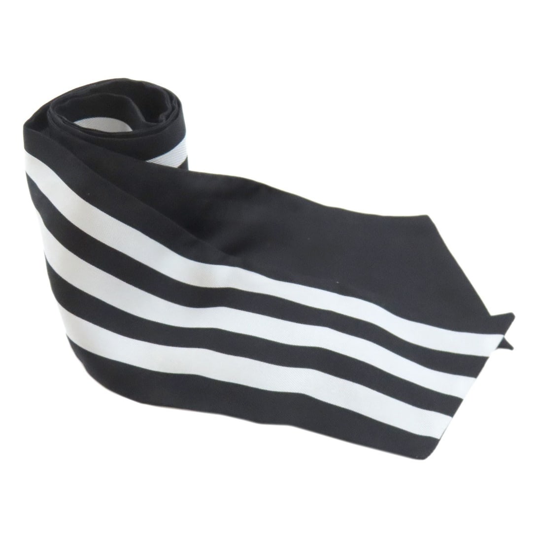 Collaboration Scarf Silk Gucci Adidas 703568: Collaboration Scarf Silk Gucci Adidas 703568 Silk scarf from collaboration between GUCCI and Adidas, featuring black exterior with signature. Made from high-quality silk material, this unique