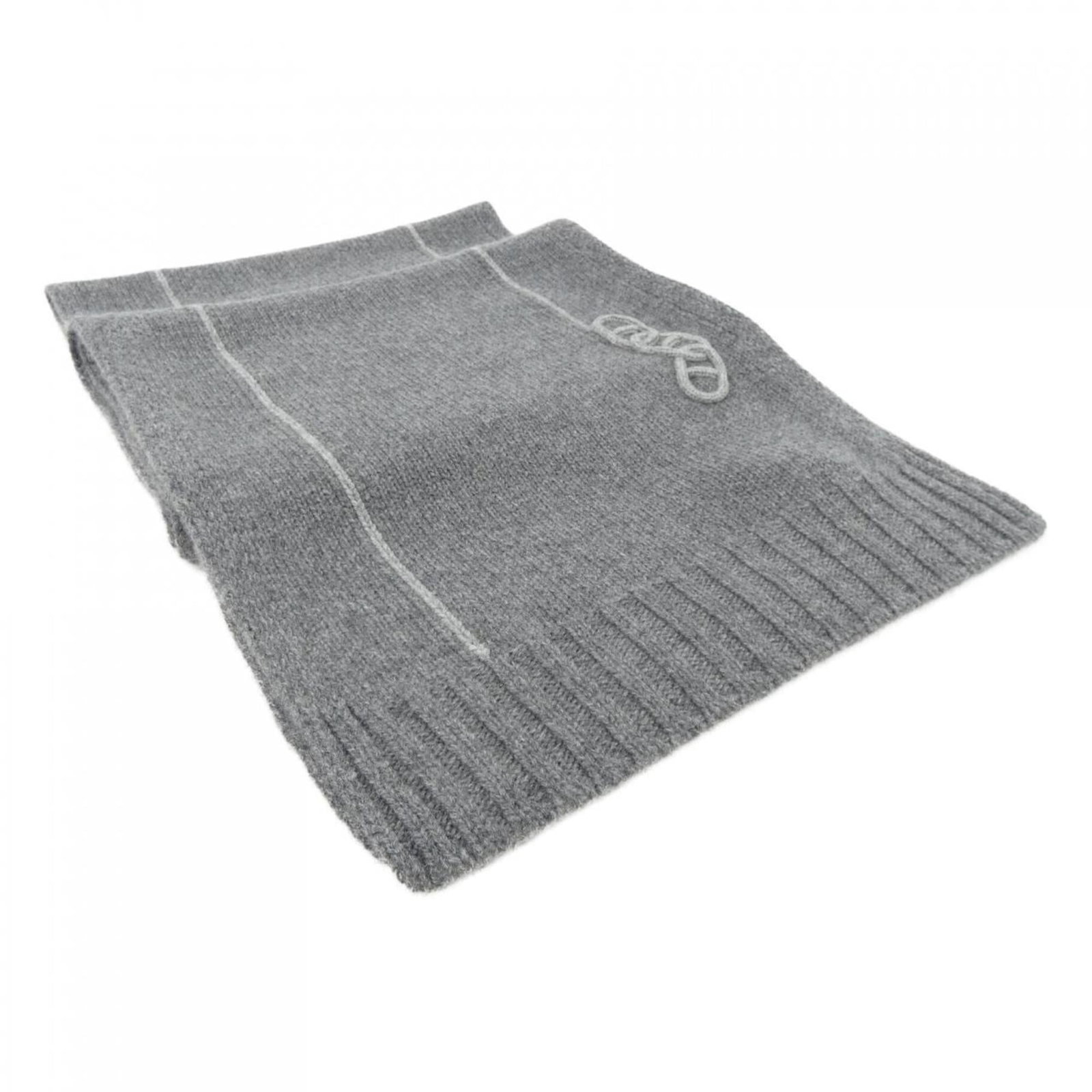 Hermes Stole Cashmere 100%: Hermes Stole Cashmere 100% Cashmere stole from the renowned French fashion house, Hermes, in excellent condition. Made from 100% cashmere, this stole boasts a timeless gray color and measures 1.76m x 
