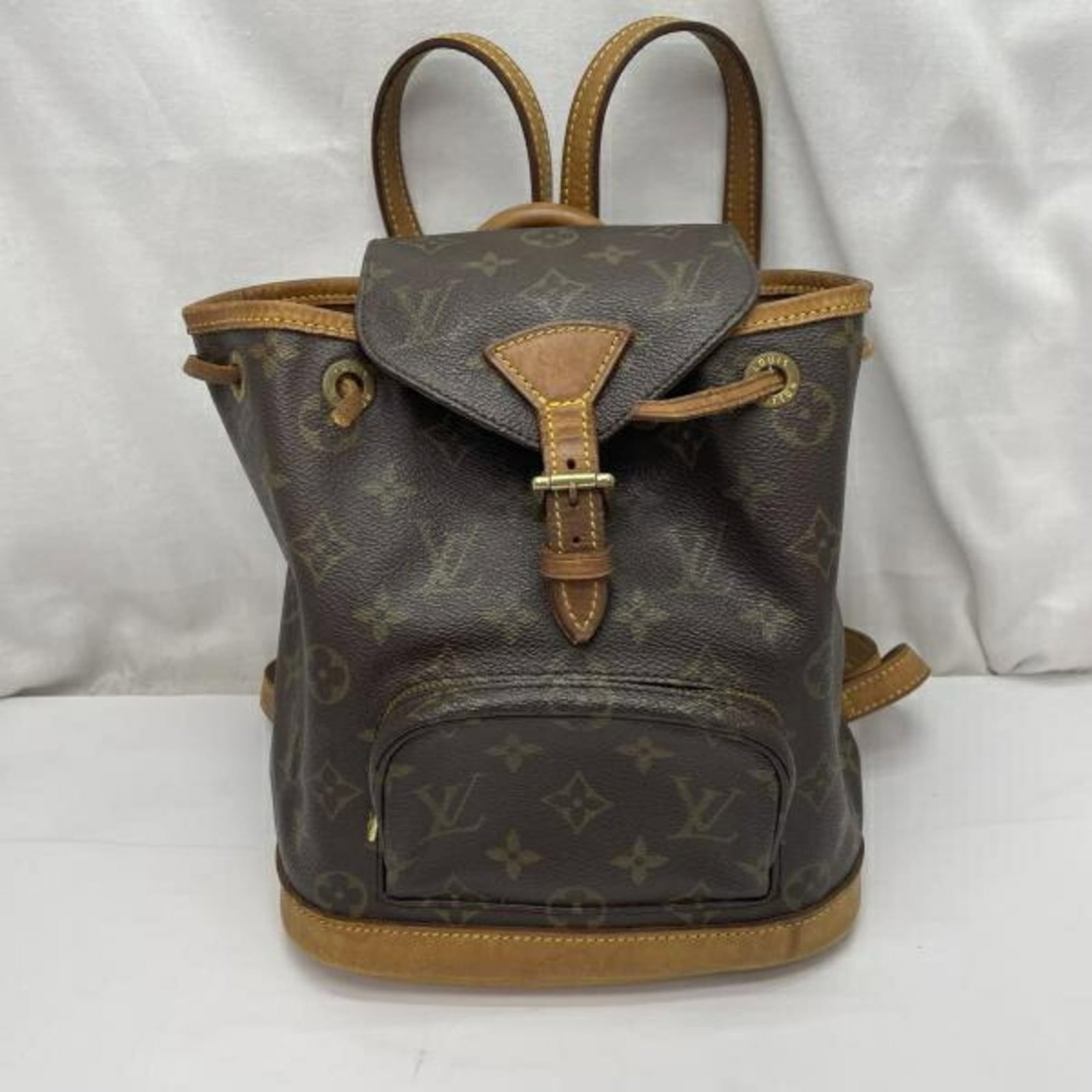 Louis Vuitton Backpack: Louis Vuitton Backpack Brown Louis Vuitton Backpack for Women, 22cm x 20cm x 9cm. This used backpack features the iconic monogram pattern and has traces of usage with scratches and dirt visible. In