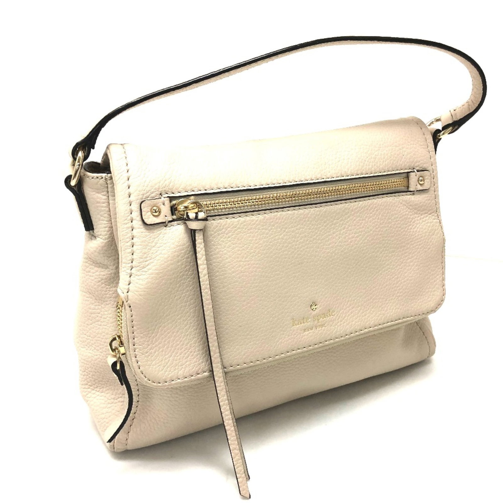 Kate Spade Shoulder Bag Leather: Kate Spade Shoulder Bag Leather This Kate Spade shoulder bag features high-quality beige leather and a classic design, with a long 48.4-inch strap for added versatility. The bag has some minor scratch