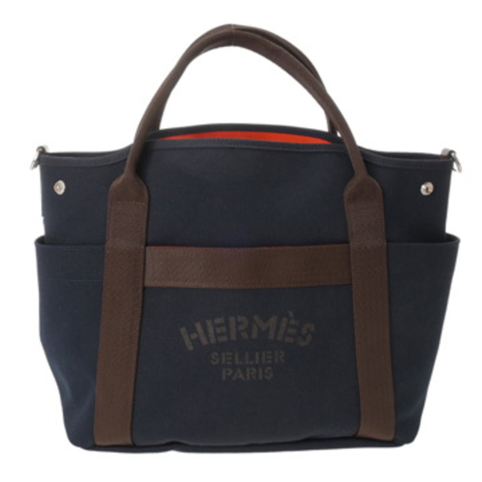Chevron Tote Bag Hermes: Chevron Tote Bag Hermes Navy Chevron Tote Bag from Hermes, featuring the iconic toile pattern. This used tote bag boasts a classic design with a few traces of usage, some scratches and dirt visible,