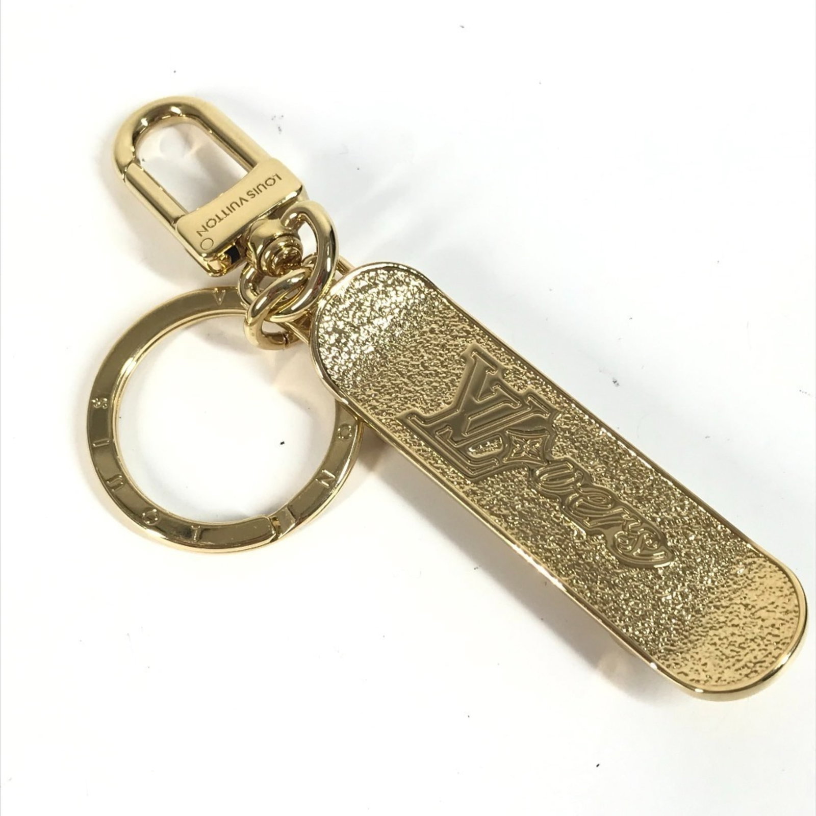 Vuitton Louis Keyring Metal: Vuitton Louis Keyring Metal Gold Louis Vuitton metal keyring, bearing the iconic brand's signature style. Made from durable metal, this keyring has been meticulously maintained to look like new. A sty