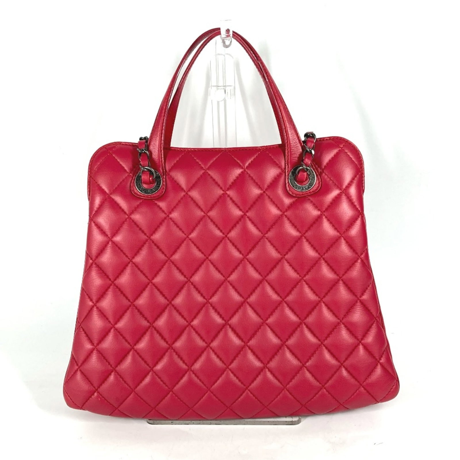 Tote Bag Leather from Chanel: Tote Bag Leather from Chanel Chanel's iconic tote bag features rich, supple leather in a vibrant pink hue. The classic design boasts clean lines and a timeless aesthetic, with subtle scratches and