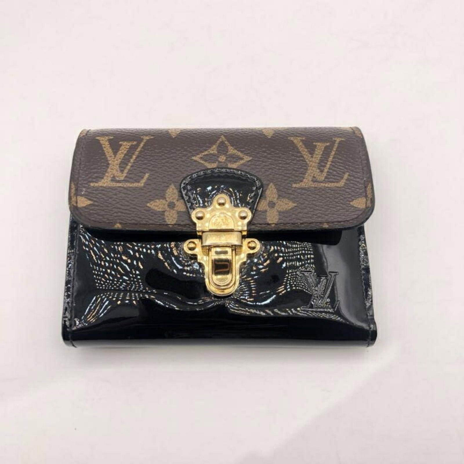 Louis Vuitton Tri-Fold Wallet Cherry Wood M61912: Louis Vuitton Tri-Fold Wallet Cherry Wood M61912 Cherry wood accents add a touch of elegance to the classic Louis Vuitton Tri-Fold Wallet, a timeless design that combines functionality with