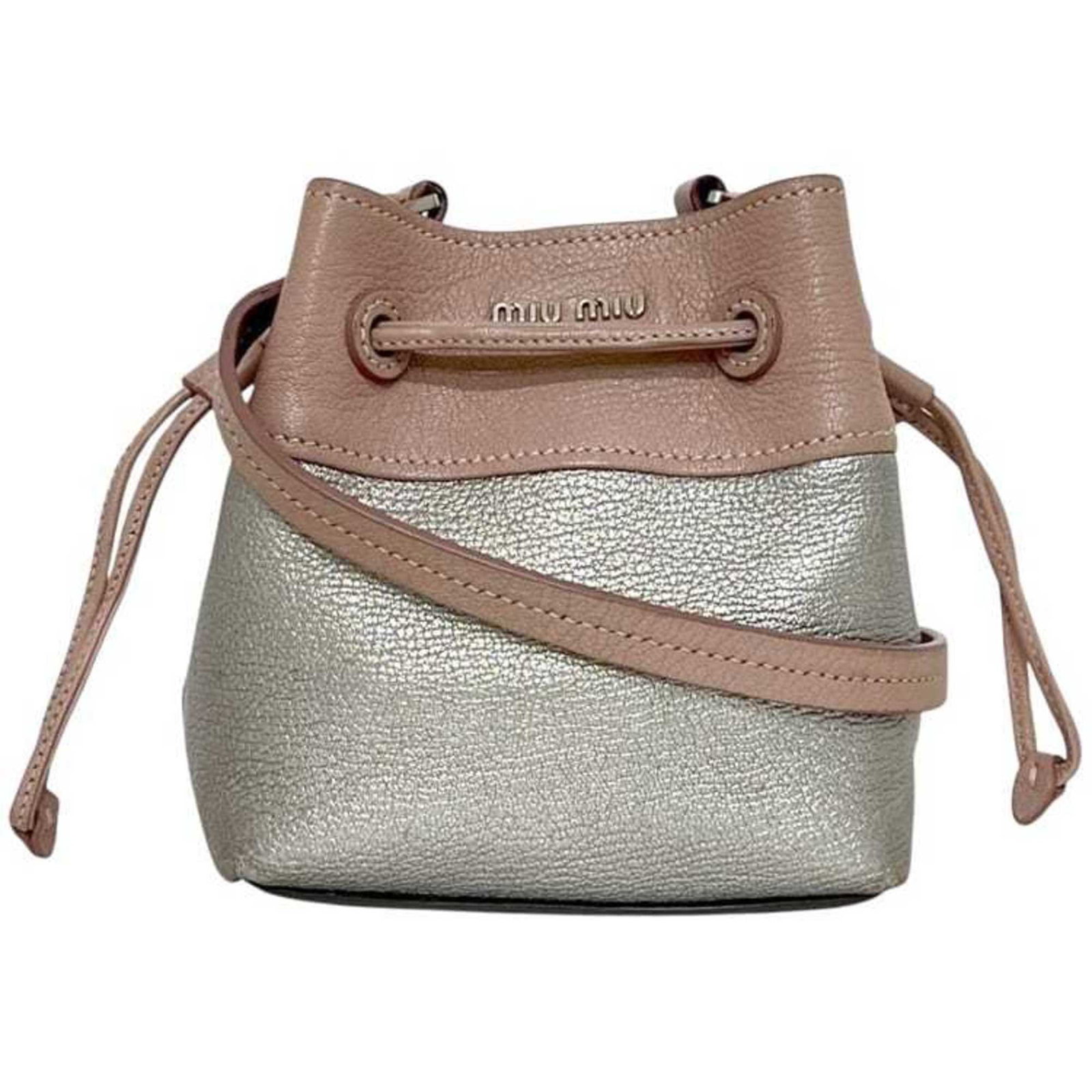 Shoulder Bag Leather Miu: Shoulder Bag Leather Miu Pink leather shoulder bag with silver accents, featuring a classic design and timeless style. The bag has traces of usage, scratches, and dirt but remains in good condition. M