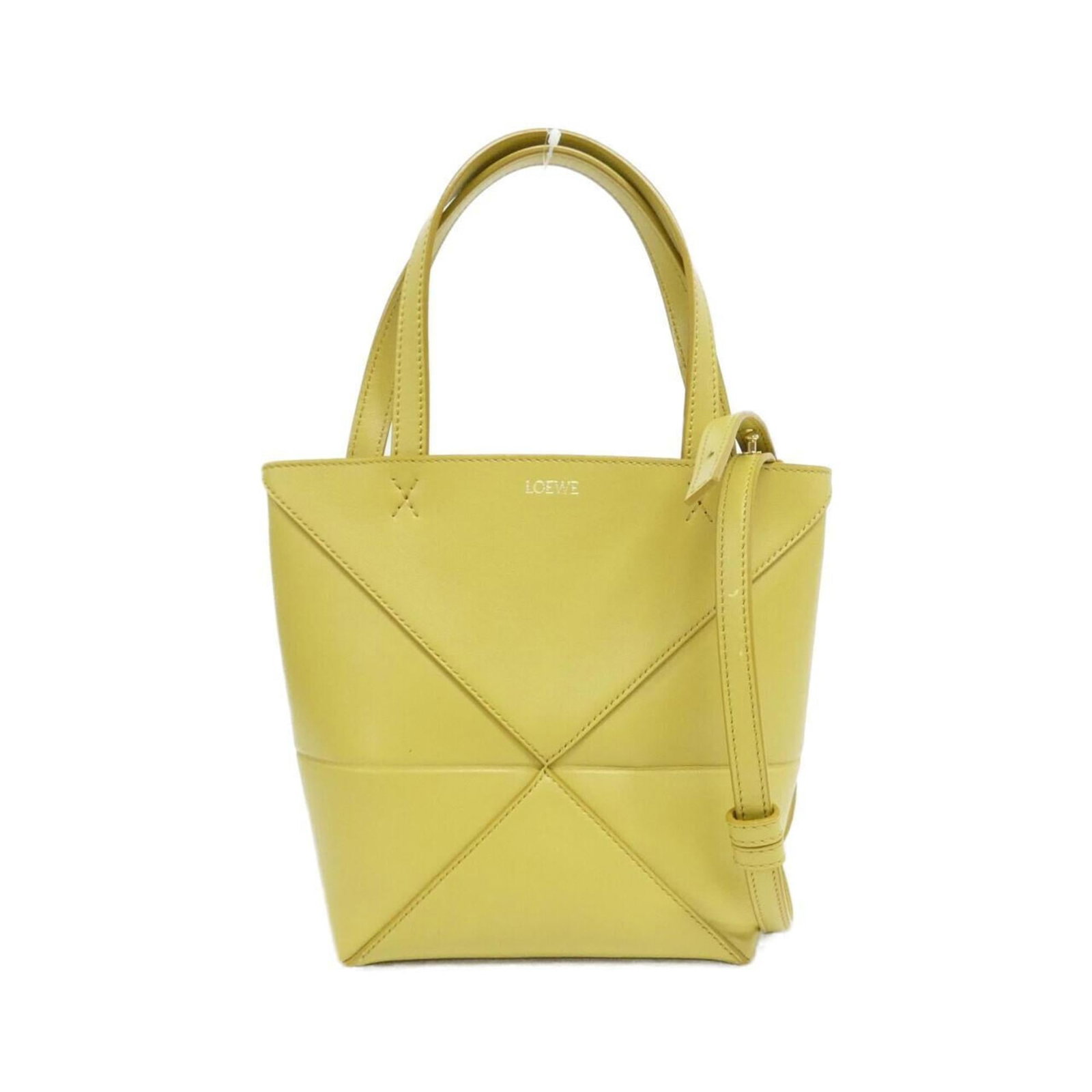 Handbag Leather from Loewe: Handbag Leather from Loewe Loewe's iconic handbag features high-quality calfskin leather, showcasing subtle scratches and minor dirt marks from everyday use. This pre-owned piece remains in excellent