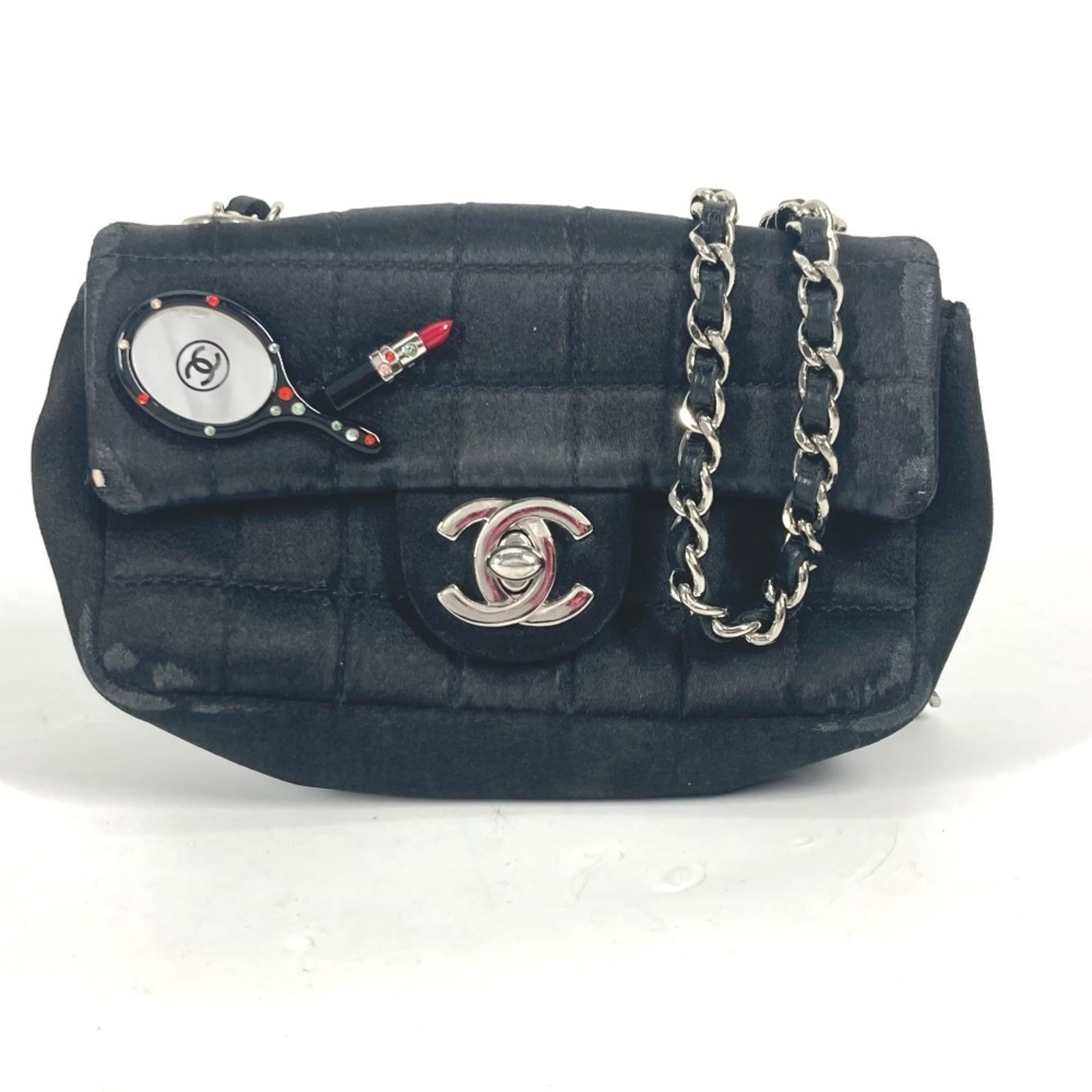 Satin Shoulder Bag Chanel Pochette: Satin Shoulder Bag Chanel Pochette Satin shoulder bag from iconic fashion brand Chanel, featuring a sleek black satin exterior with subtle signs of usage. This pochette measures 8cm x 13cm x 3cm and