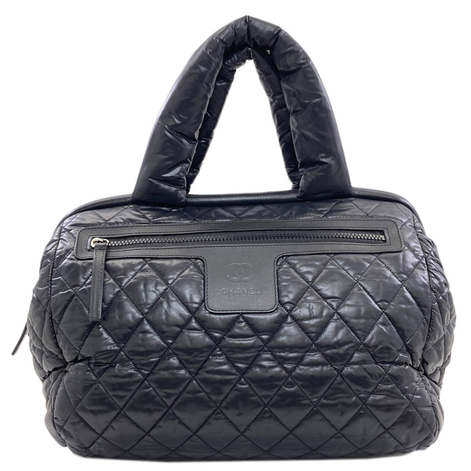 Nylon bag Chanel Boston: Nylon bag Chanel Boston Used Chanel Boston bag in black nylon, featuring a classic design with a few traces of usage and minor scratches. The condition shows some signs of wear but remains in very