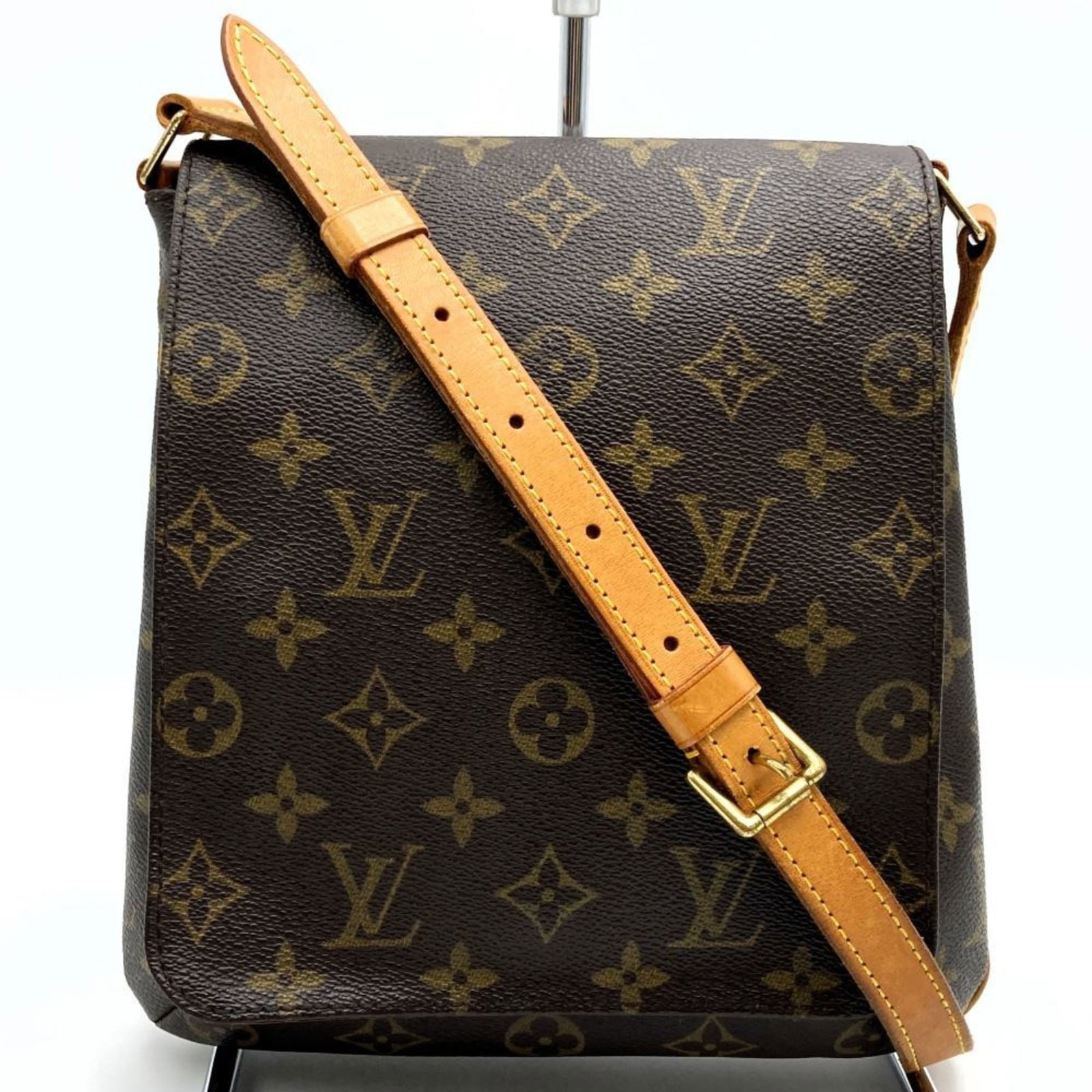 Shoulder Bag Monogram By Louis Vuitton: Shoulder Bag Monogram By Louis Vuitton Used Louis Vuitton Shoulder Bag with Monogram Pattern, featuring the iconic brown color and signature design. Measuring 23cm x 22cm x 5cm, this bag showcases a c