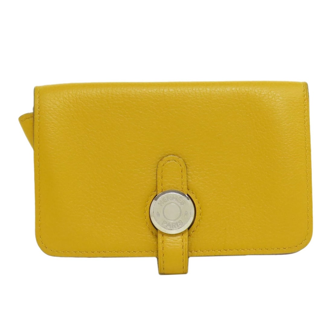 Hermes Dogon Silverhardware Coin Purse Chevre: Hermes Dogon Silverhardware Coin Purse Chevre The Hermes Dogon Silverhardware Coin Purse Chevre boasts a striking yellow chevre material, showcasing its vibrant and eye-catching exterior. This unique