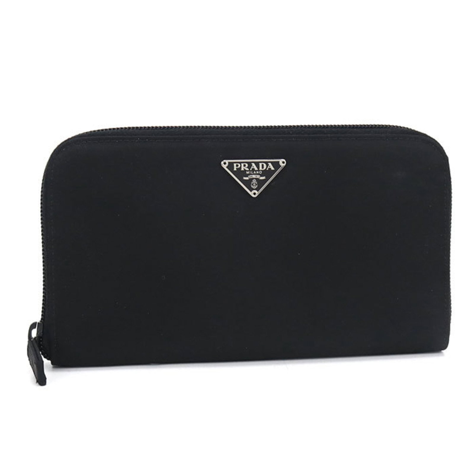 Bi fold nylon wallet Prada: Bi fold nylon wallet Prada Black Prada bi-fold nylon wallet with a classic design, measuring 10.5cm x 18cm x 2cm. The used condition shows some traces of usage and minor scratches, but overall remains
