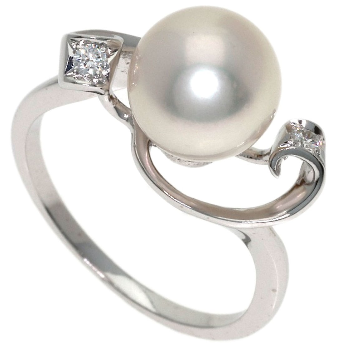K18 Mikimoto White Gold Pearl Diamond Ring: K18 Mikimoto White Gold Pearl Diamond Ring K18 Mikimoto White Gold Pearl Diamond Ring in Silver. This elegant ring showcases a pearl set against K18 white gold, adding a touch of sophistication to any