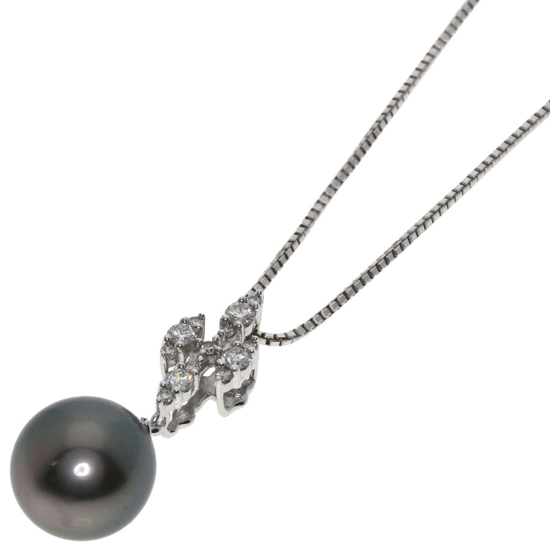 Black butterfly pearl necklace in white gold K18: Black butterfly pearl necklace in white gold K18 K18 white gold setting showcases a stunning black butterfly pearl, totaling 0.21ct in carat weight. This elegant necklace features a silver exterior an