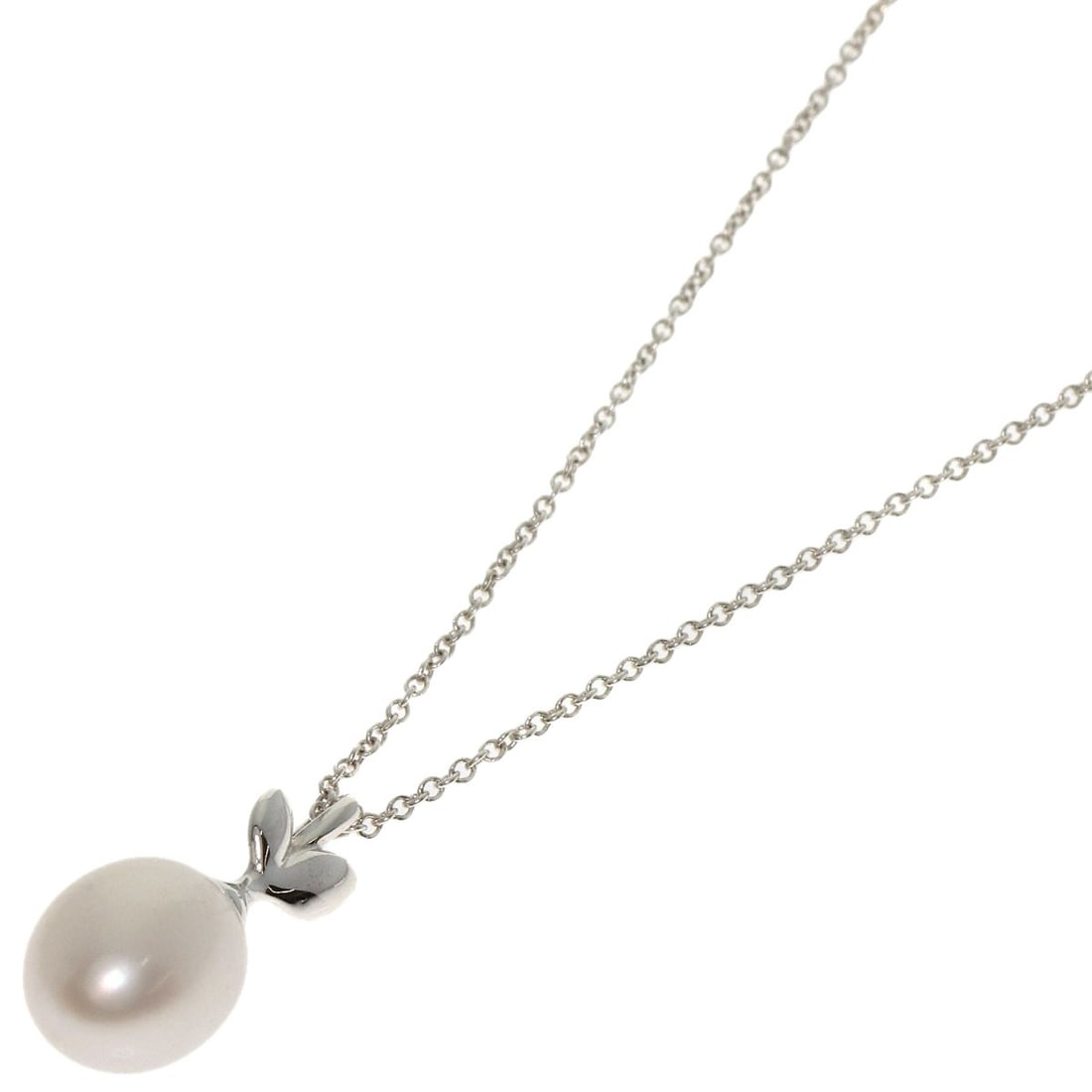 Tiffany&Co. Fresh Water Pearl Necklace Silver: Tiffany&Co. Fresh Water Pearl Necklace Silver Tiffany&Co.'s Fresh Water Pearl Necklace in silver is a striking piece, featuring large pearls set against a sleek silver background. The necklace's lengt