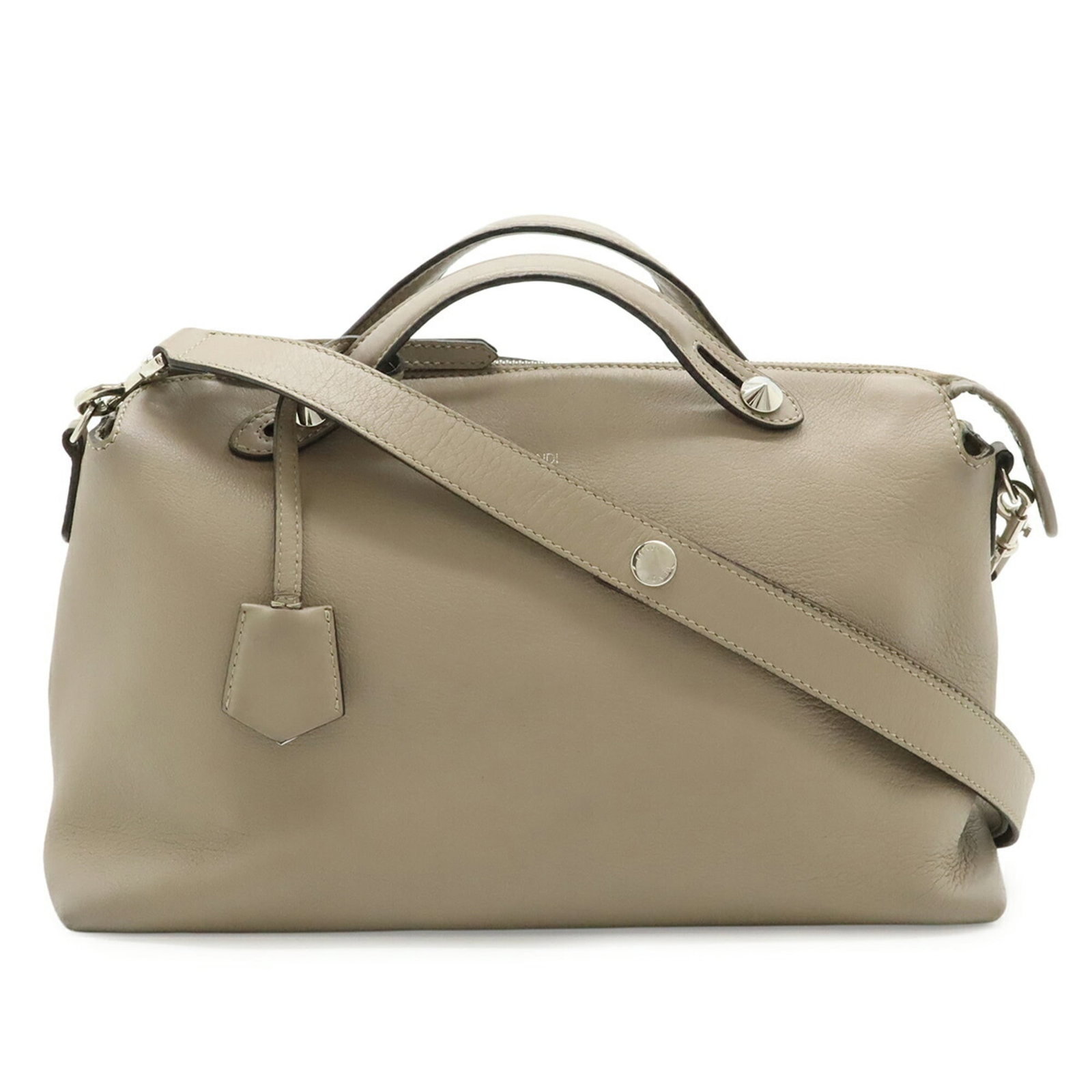 Fendi Handbag Shoulder Bag Leather: Fendi Handbag Shoulder Bag Leather The Fendi Handbag Shoulder Bag Leather features a timeless grayish color and sleek design, crafted from high-quality leather. With its classic shape and size, it's p