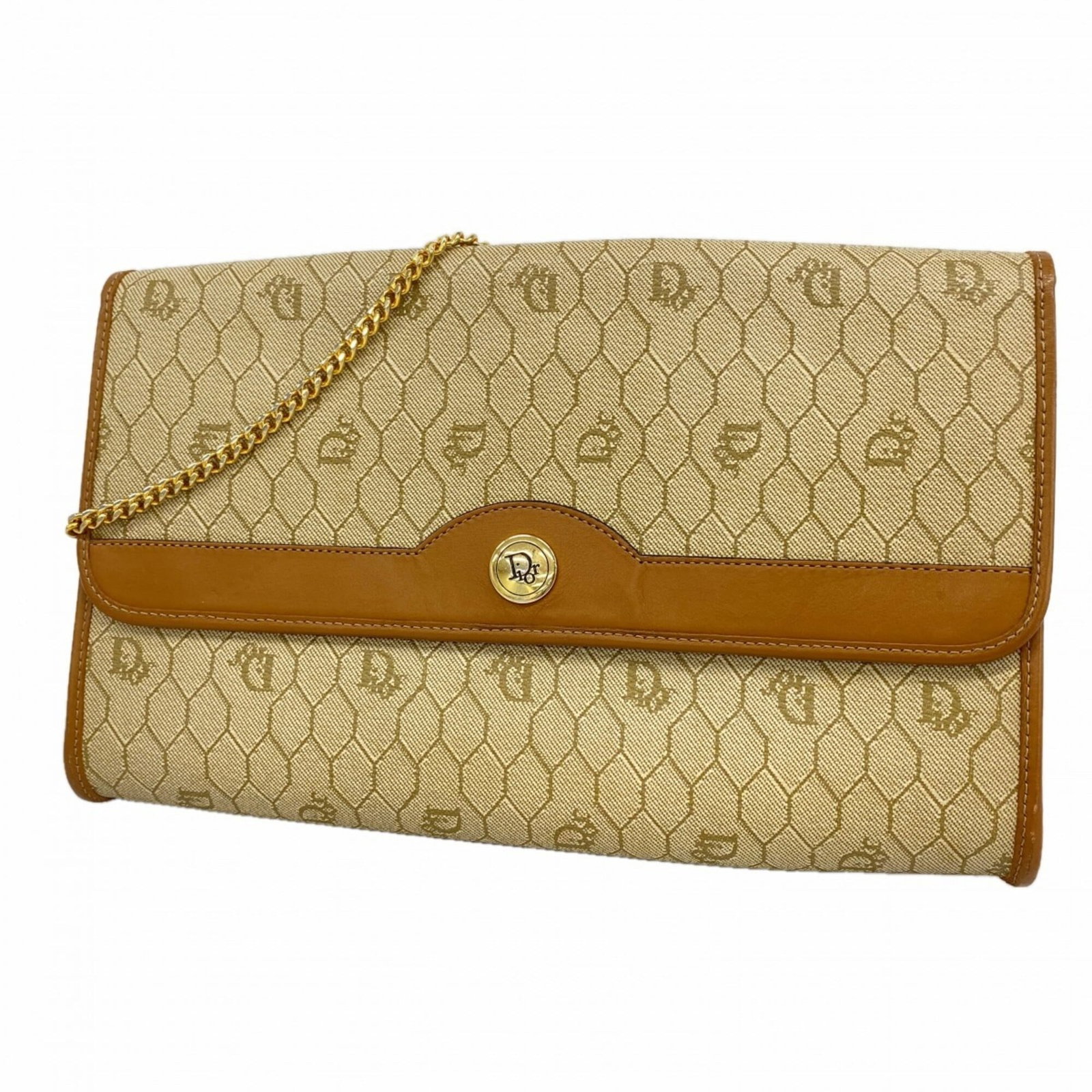 Christian Dior Shoulder Bag PVC: Christian Dior Shoulder Bag PVC This Christian Dior PVC shoulder bag boasts a timeless beige hue and gold hardware, exuding classic sophistication. Measuring 17.5cm x 28cm x 4cm, it offers a