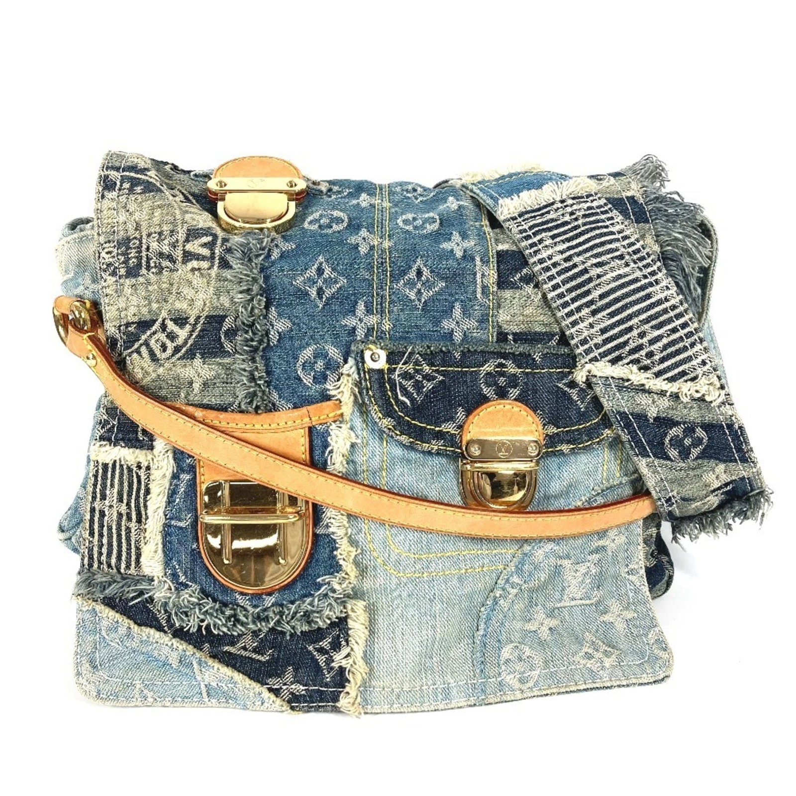 Denim bag monogram messenger shoulder Louis Vuitton: Denim bag monogram messenger shoulder Louis Vuitton Monogram denim messenger shoulder bag in blue, featuring the iconic Louis Vuitton monogram pattern. This pre-owned bag has visible signs of usage