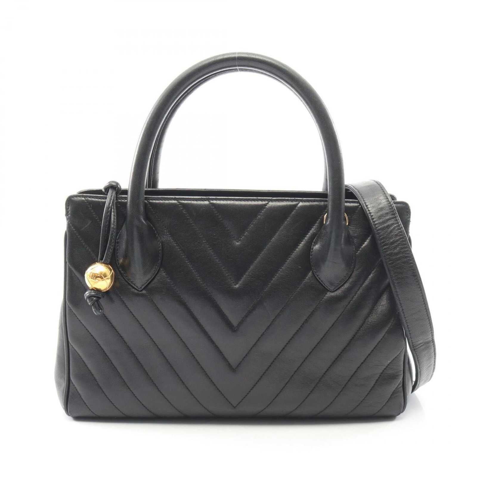 Chanel Handbag Leather: Chanel Handbag Leather Black leather Chanel handbag with classic design, measuring 19cm x 28cm x 11cm. The bag shows signs of usage, including scratches and dirt, but remains in generally good