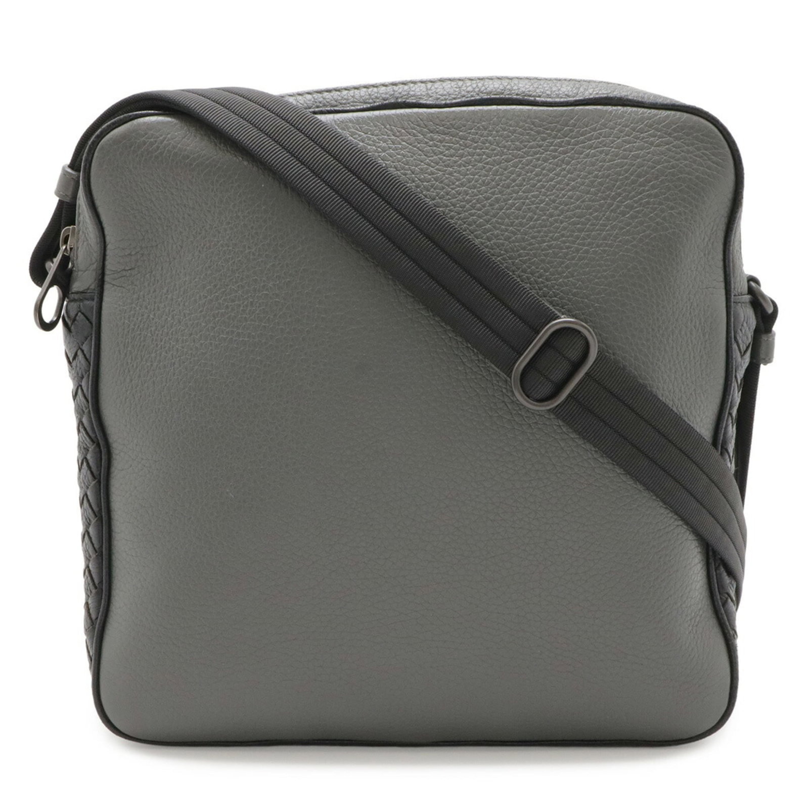 Veneta Leather Bag Shoulder: Veneta Leather Bag Shoulder Black leather shoulder bag with classic Bottega Veneta style, featuring a timeless design and durable construction. The bag has a worn-in look with traces of usage, adding