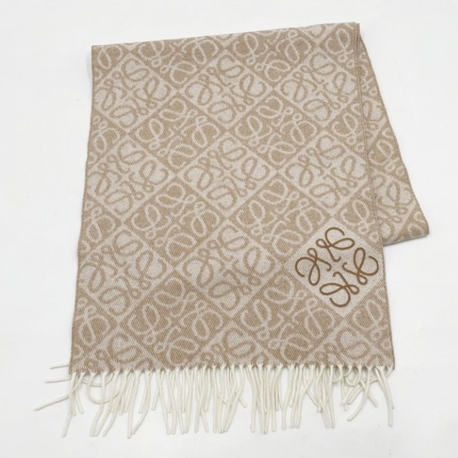 Stole wool cashmere by Loewe: Stole wool cashmere by Loewe Stole wool cashmere by Loewe, featuring a luxurious beige hue and crafted from high-quality wool and cashmere materials. Measuring 1.85m x 39cm in size, this stole is perf