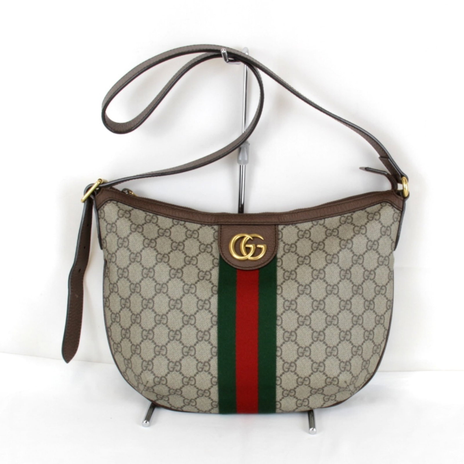 Gucci supreme shoulder bag: Gucci supreme shoulder bag Gucci supreme shoulder bag in brown with a zipper closure, featuring a classic design and comfortable strap length of 96cm. The bag has some minor scratches and dirt but