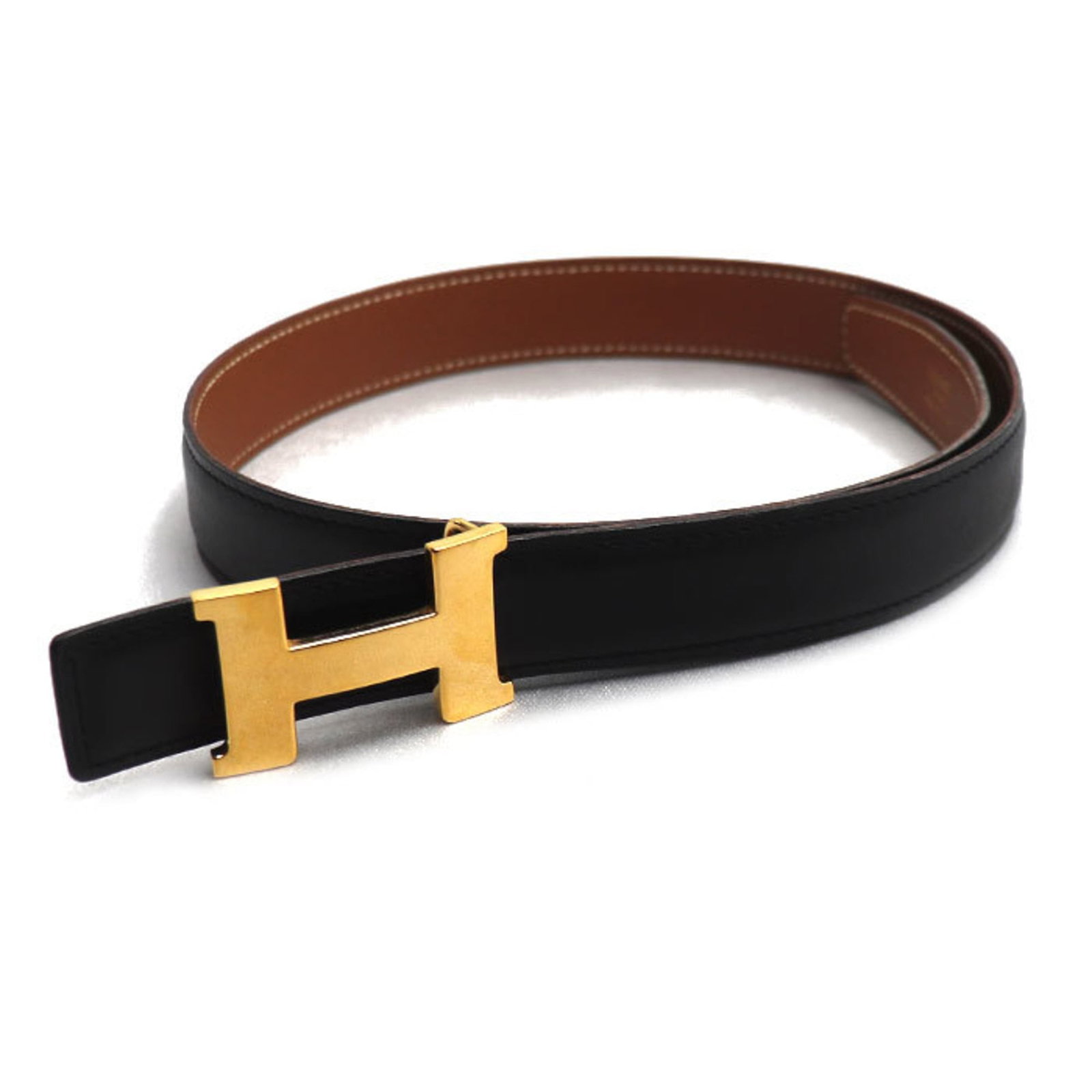 Standard Belt of Hermes: Standard Belt of Hermes Standard Belt of Hermes in black leather, measuring between 22.63'' and 24.6'' in length, features a classic design with traces of usage visible due to scratches and dirt. The