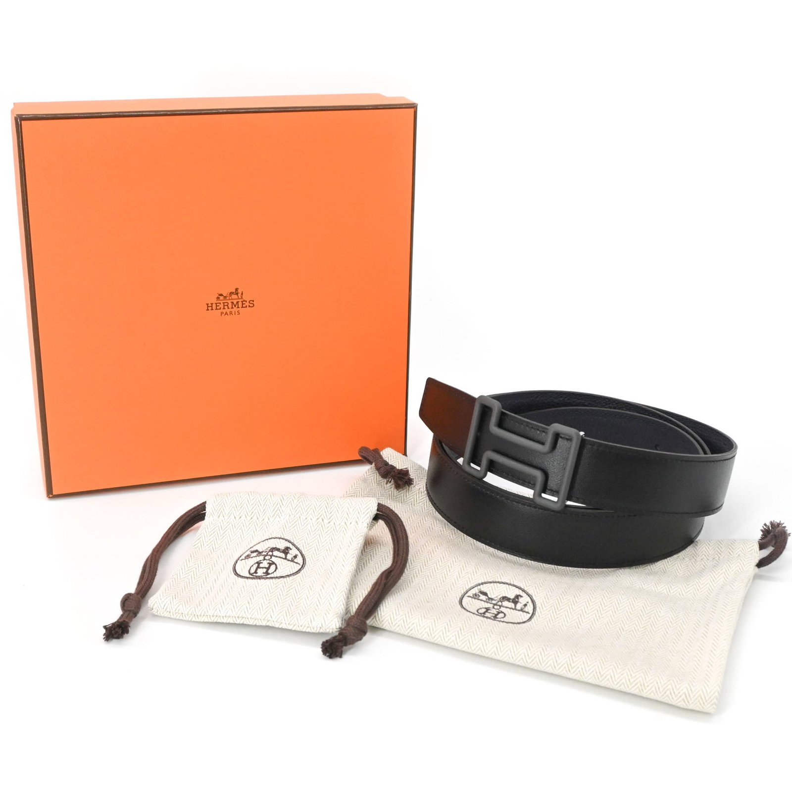 Standard Belt of Hermes: Standard Belt of Hermes Box Calf Leather and Togo Leather combine in this sleek Standard Belt from Hermes, featuring a classic black and navy color scheme. The belt's 3cm wide strap is adorned with a 