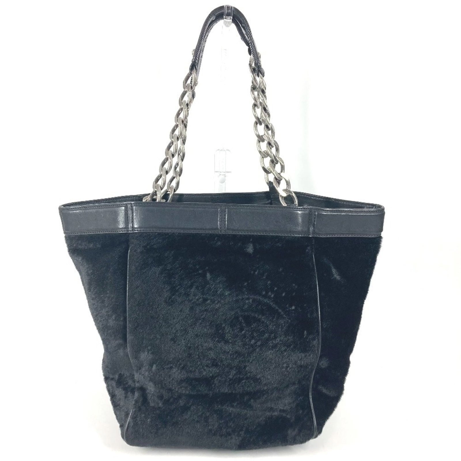 Shoulder bag tote in leather by Chanel: Shoulder bag tote in leather by Chanel This pre-owned Chanel leather shoulder bag tote boasts its classic design and timeless appeal. Measuring 28.5cm x 42cm x 21cm, it features a durable Harako
