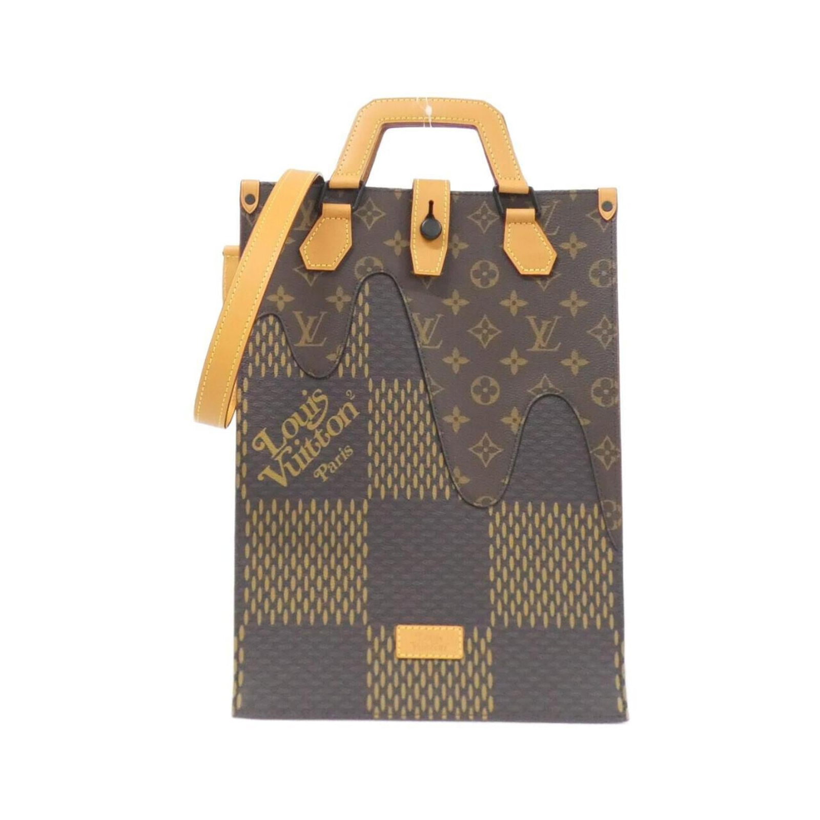 Canvas coated handbag Louis Vuitton: Canvas coated handbag Louis Vuitton Coated canvas material and classic design make this Louis Vuitton handbag a timeless choice. With its Ebene color and durable construction, it's perfect for
