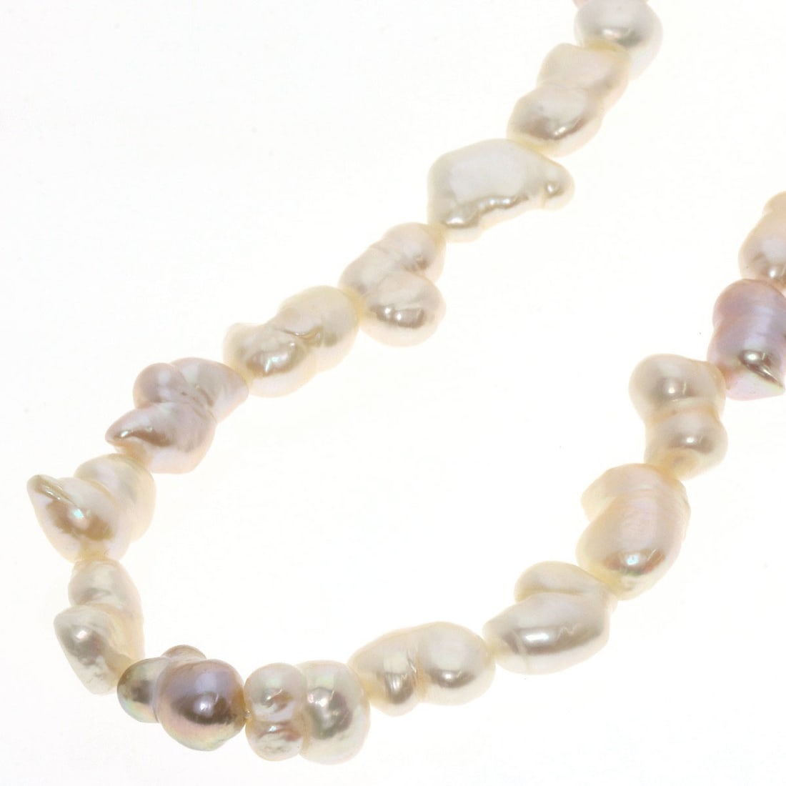 Freshwater Baroque Pearl Necklace Silver 78.9G: Freshwater Baroque Pearl Necklace Silver 78.9G Silver baroque pearl necklace with a striking white exterior, featuring a high-quality freshwater pearl. The delicate chain measures 79cm in length, show