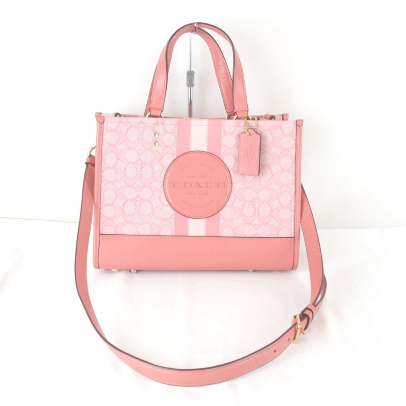 Shoulder Bag Leather Canvas Coach: Shoulder Bag Leather Canvas Coach Canvas and leather combine in this pink shoulder bag from Coach, featuring a classic design with subtle scratches and signs of usage. The bag measures 22cm x 29cm x